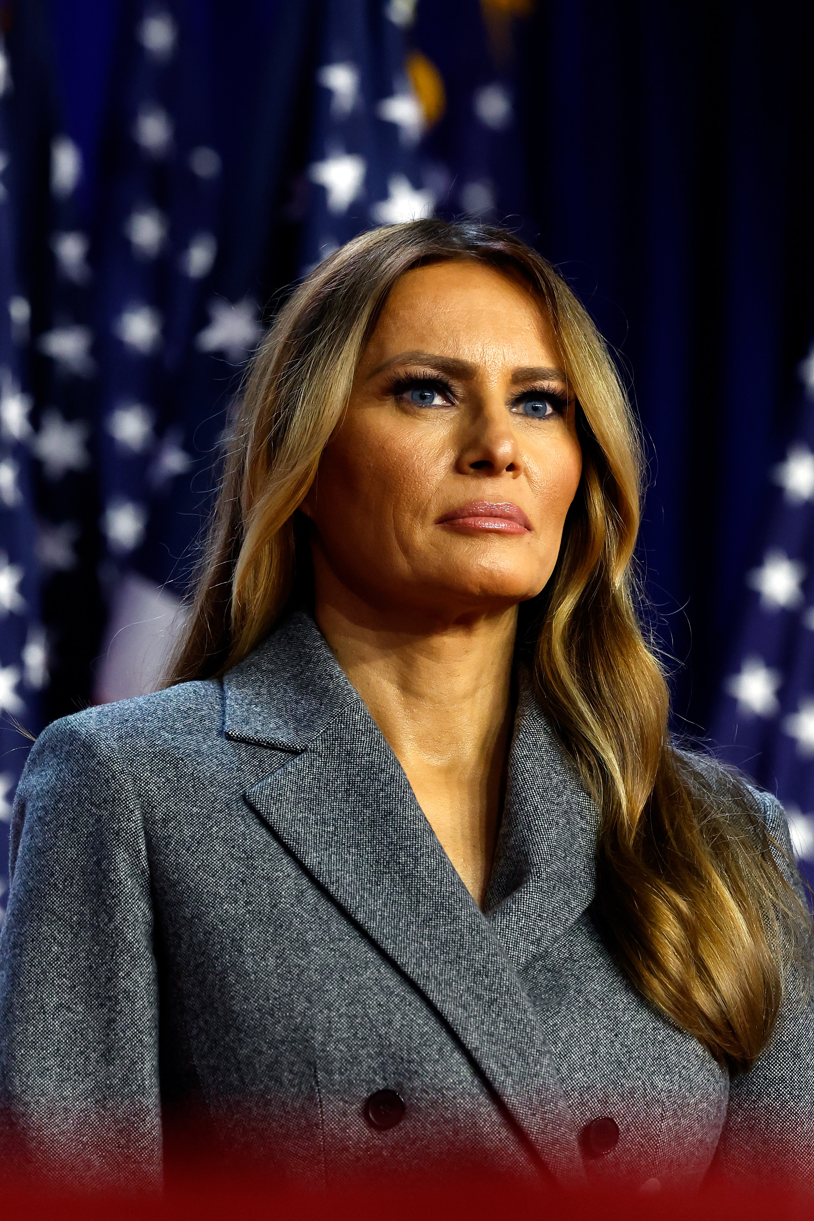 Melania Trump mira durante un acto de la noche electoral en West Palm Beach, Florida, el 6 de noviembre de 2024. | Fuente: Getty Images