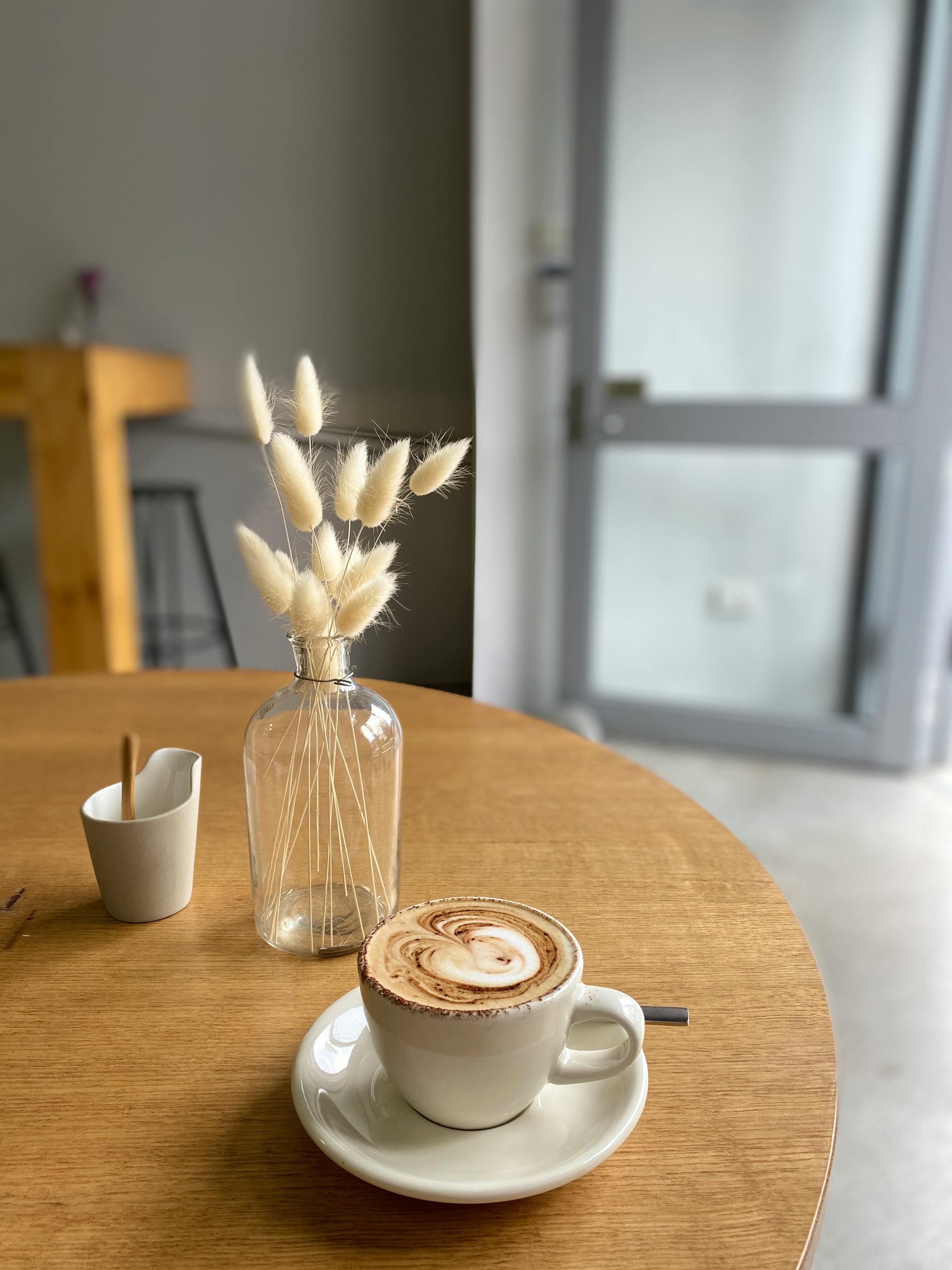 Taza de café en una cafetería | Fuente: Pexels