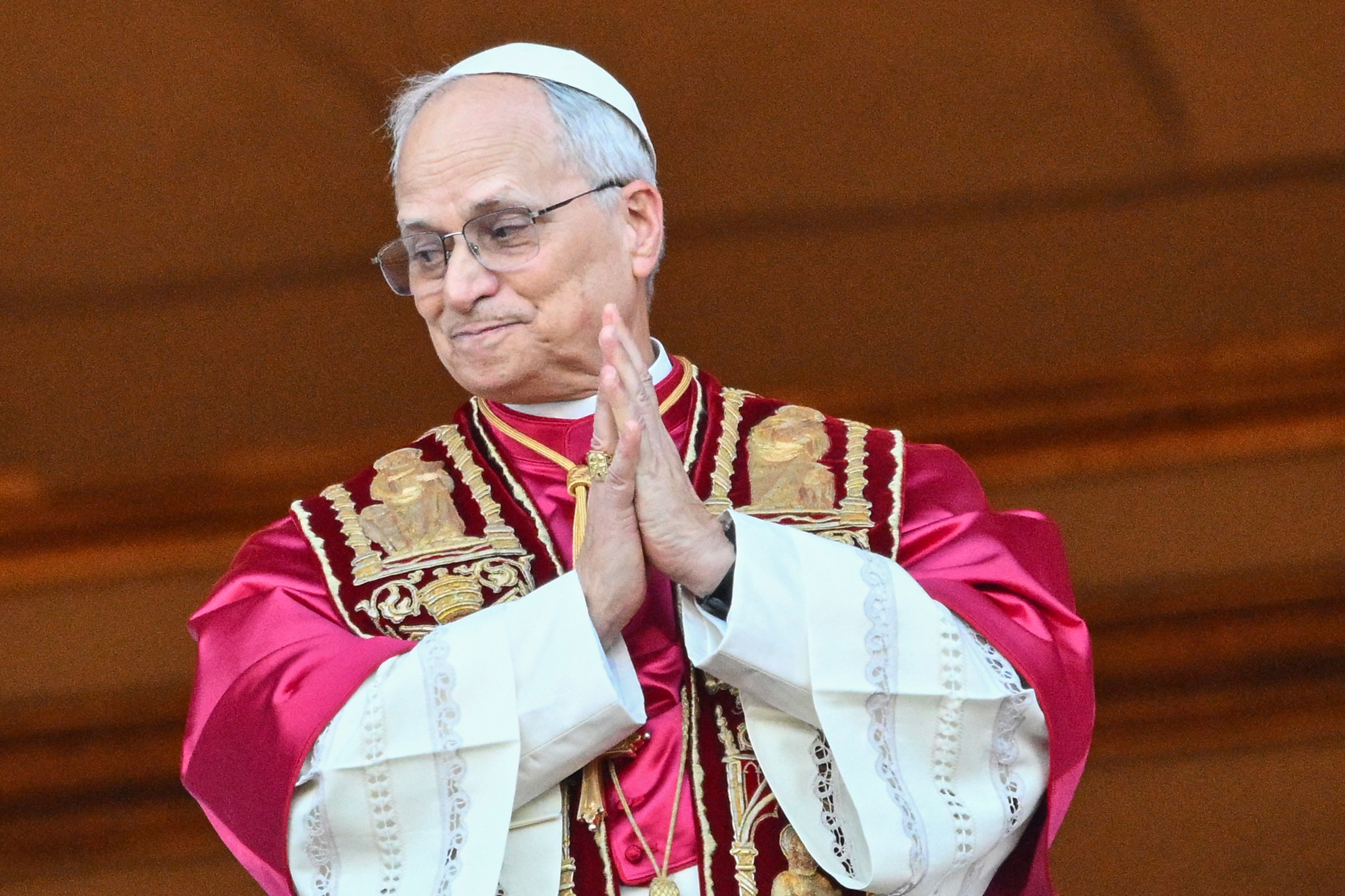 El recién elegido papa León XIV, Robert Francis Prevost llega al balcón de la logia central de la Basílica de San Pedro por primera vez, después de que los cardenales terminaran el cónclave, en El Vaticano, el 8 de mayo de 2025. | Fuente: Getty Images