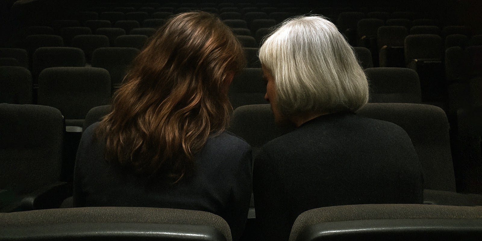Dos mujeres cotilleando. | Fuente: Sora