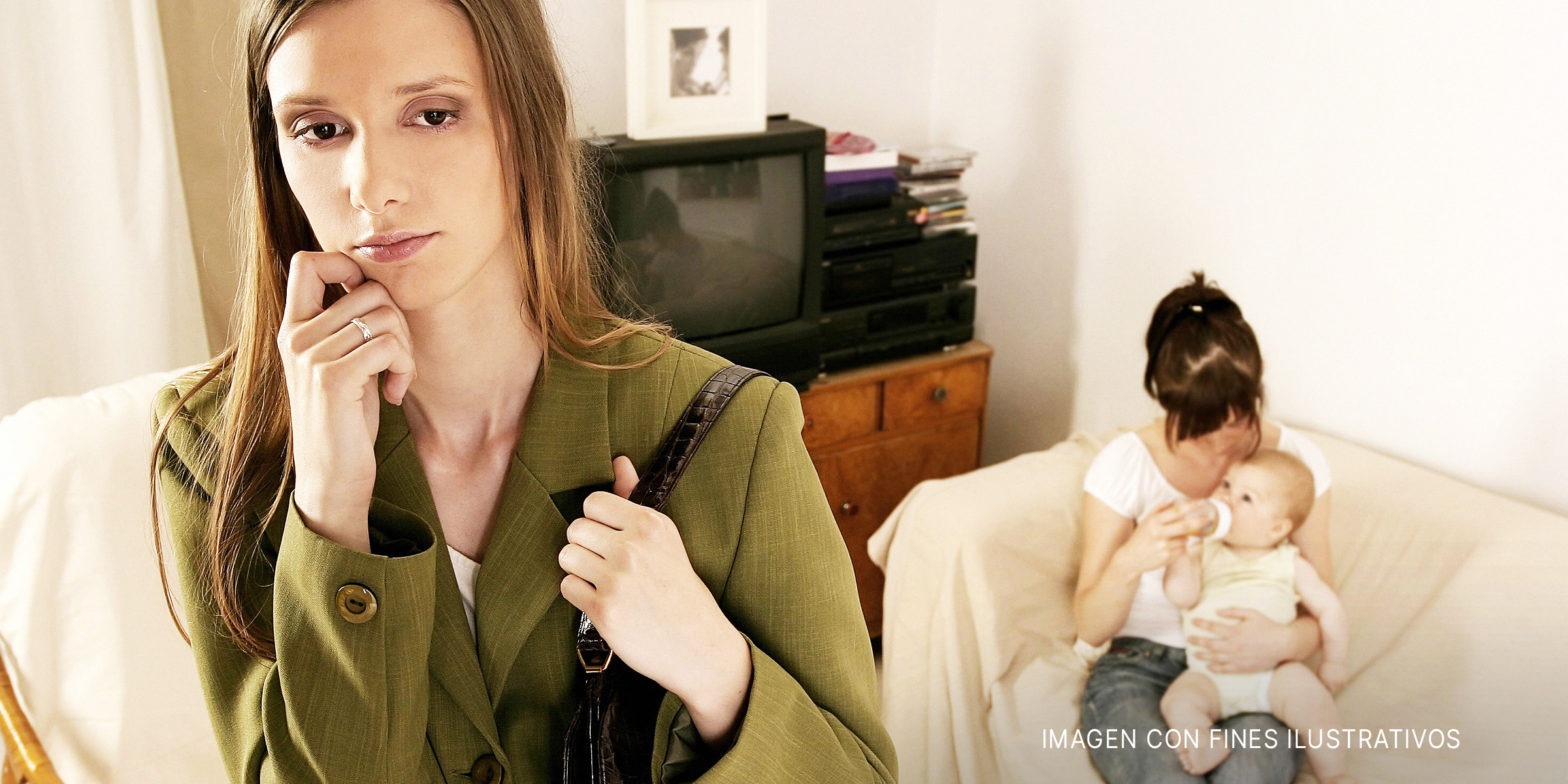 Una mujer preocupada deja a su hijo con una niñera joven | Foto: Shutterstock