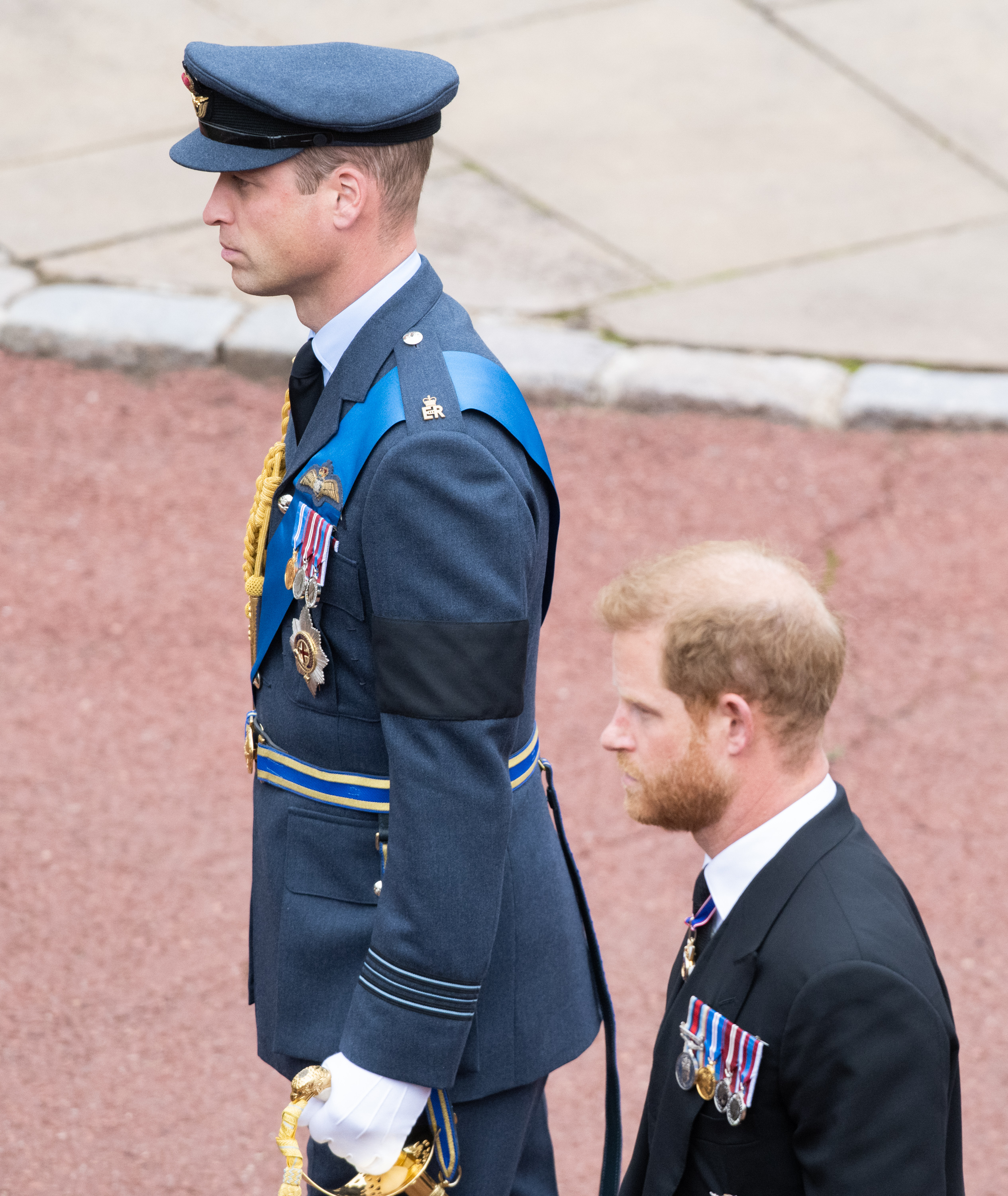 El príncipe William y el príncipe Harry durante el servicio de entierro de Su Majestad la Reina Elizabeth II en Windsor, Inglaterra, el 19 de septiembre de 2022 | Fuente: Getty Images