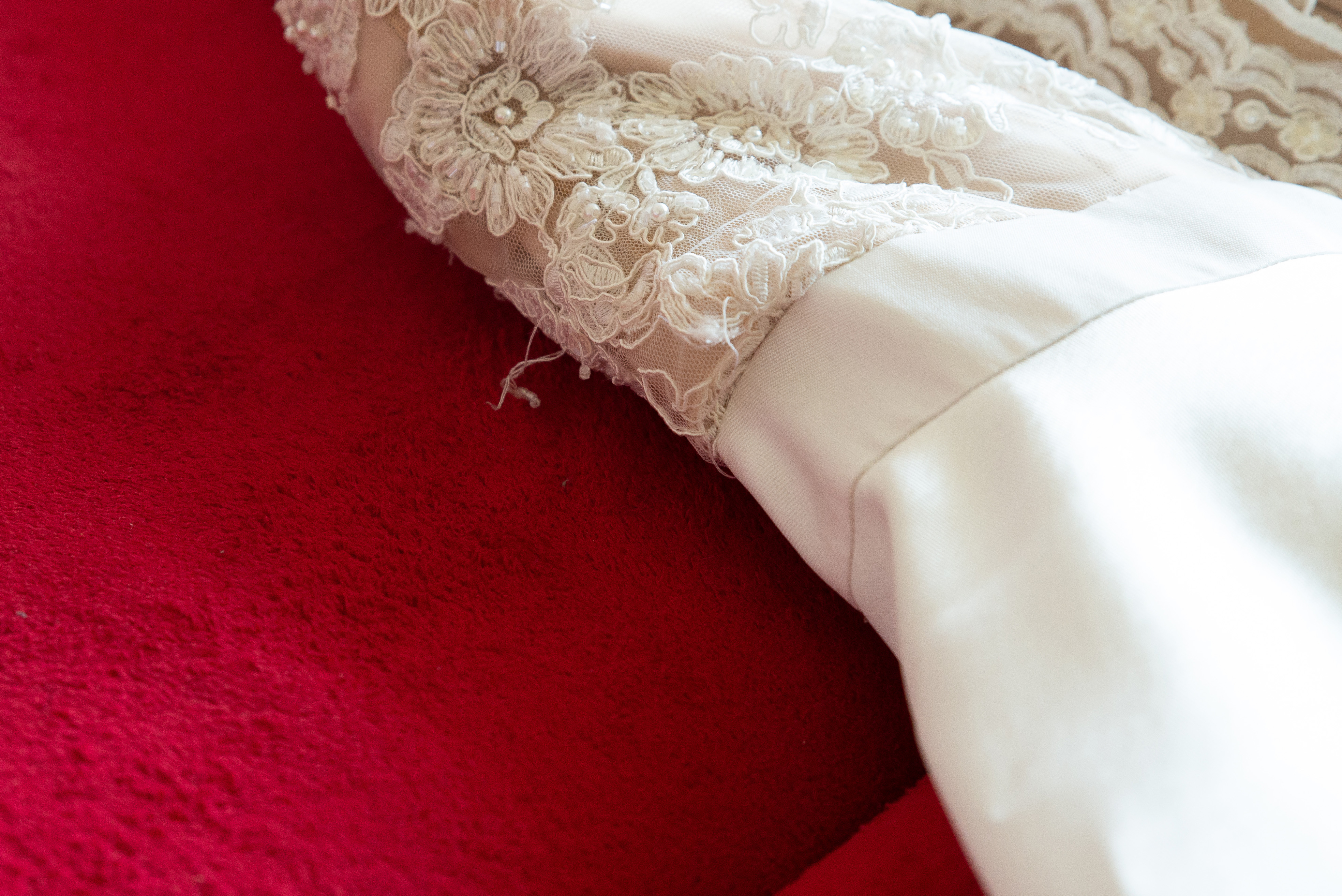 Primer plano de un vestido blanco roto | Fuente: Shutterstock