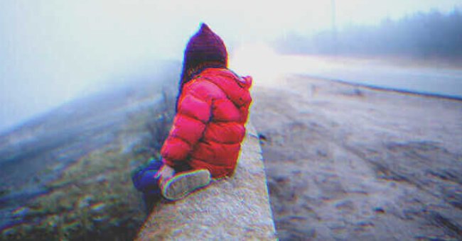 Una niña sola en un camino | Foto: Shutterstock