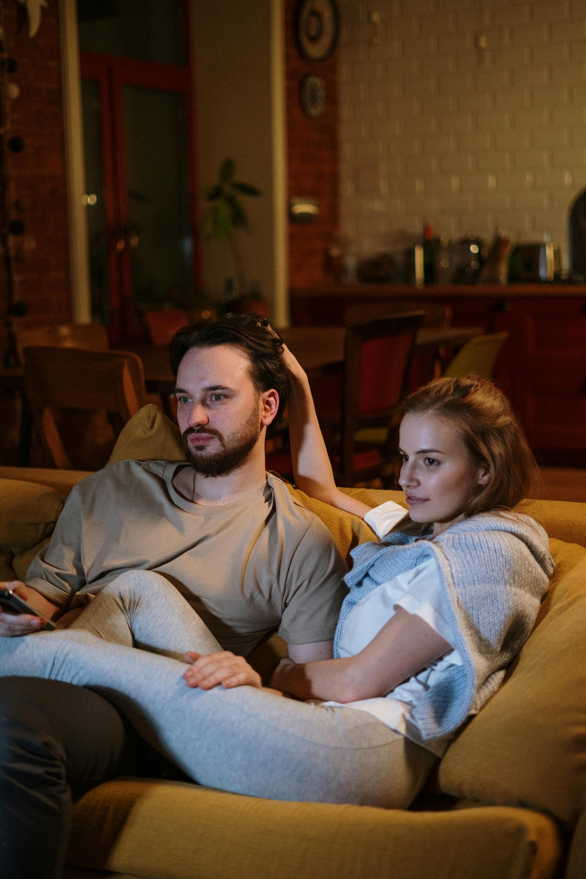 Una pareja sentada en un sofá | Fuente: Pexels