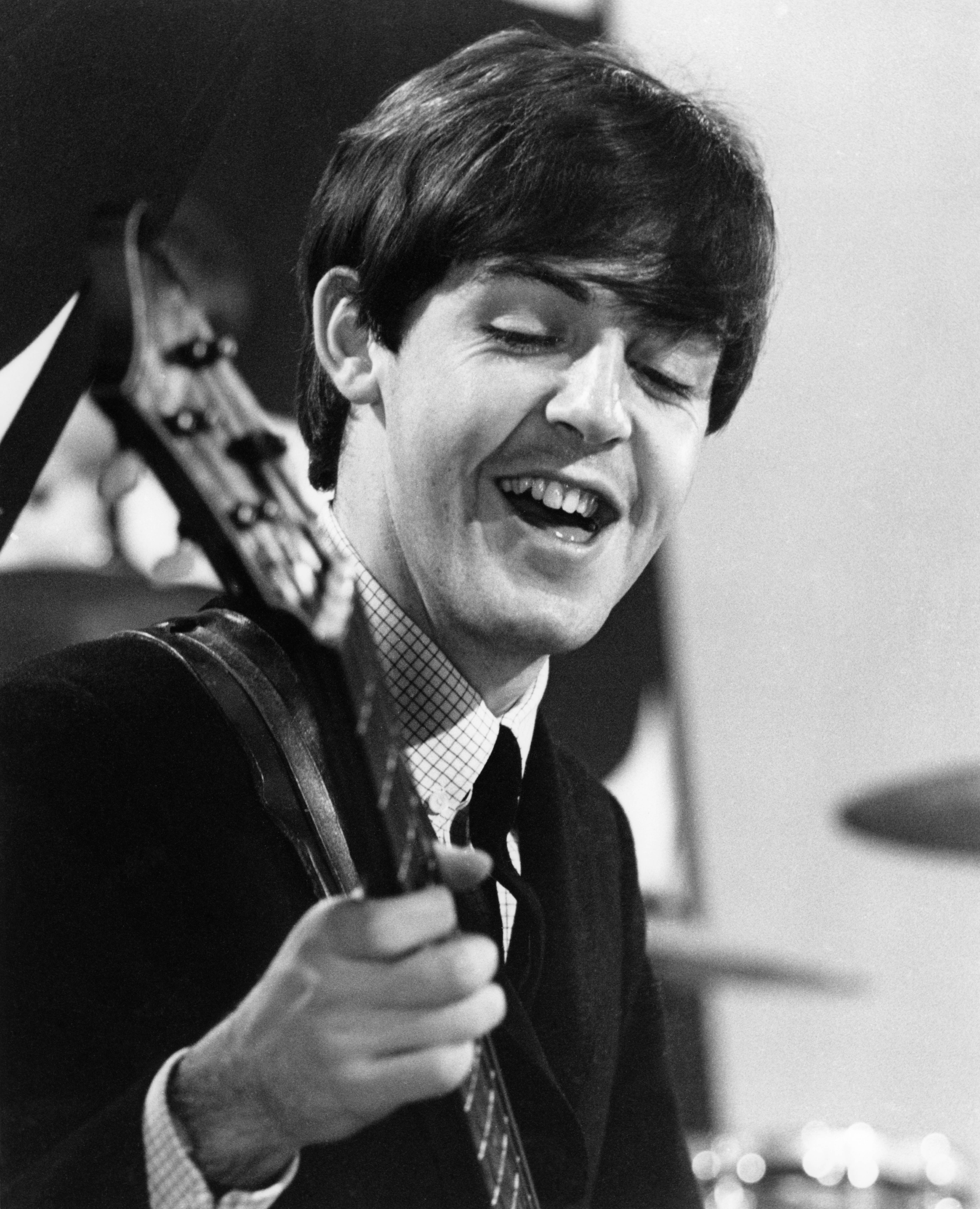 Paul McCartney, de The Beatles, actuando en Alpha Television Studios, Aston, Birmingham, el 15 de diciembre de 1963. | Fuente: Getty Images