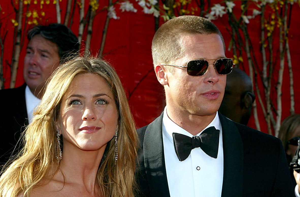 Jennifer Aniston y Brad Pitt asisten a la 56 edición de los premios Primetime Emmy el 19 de septiembre de 2004 | Fuente: Getty Images