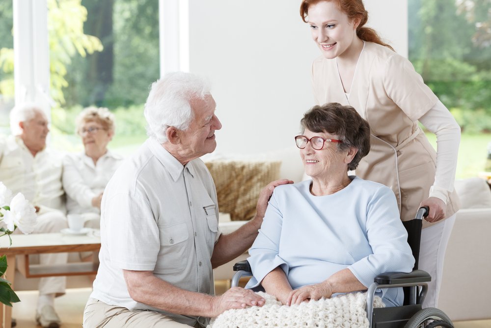 Anciano visitando a su esposa con Alzheimer en el hogar de cuidado. | Fuente: Shutterstock