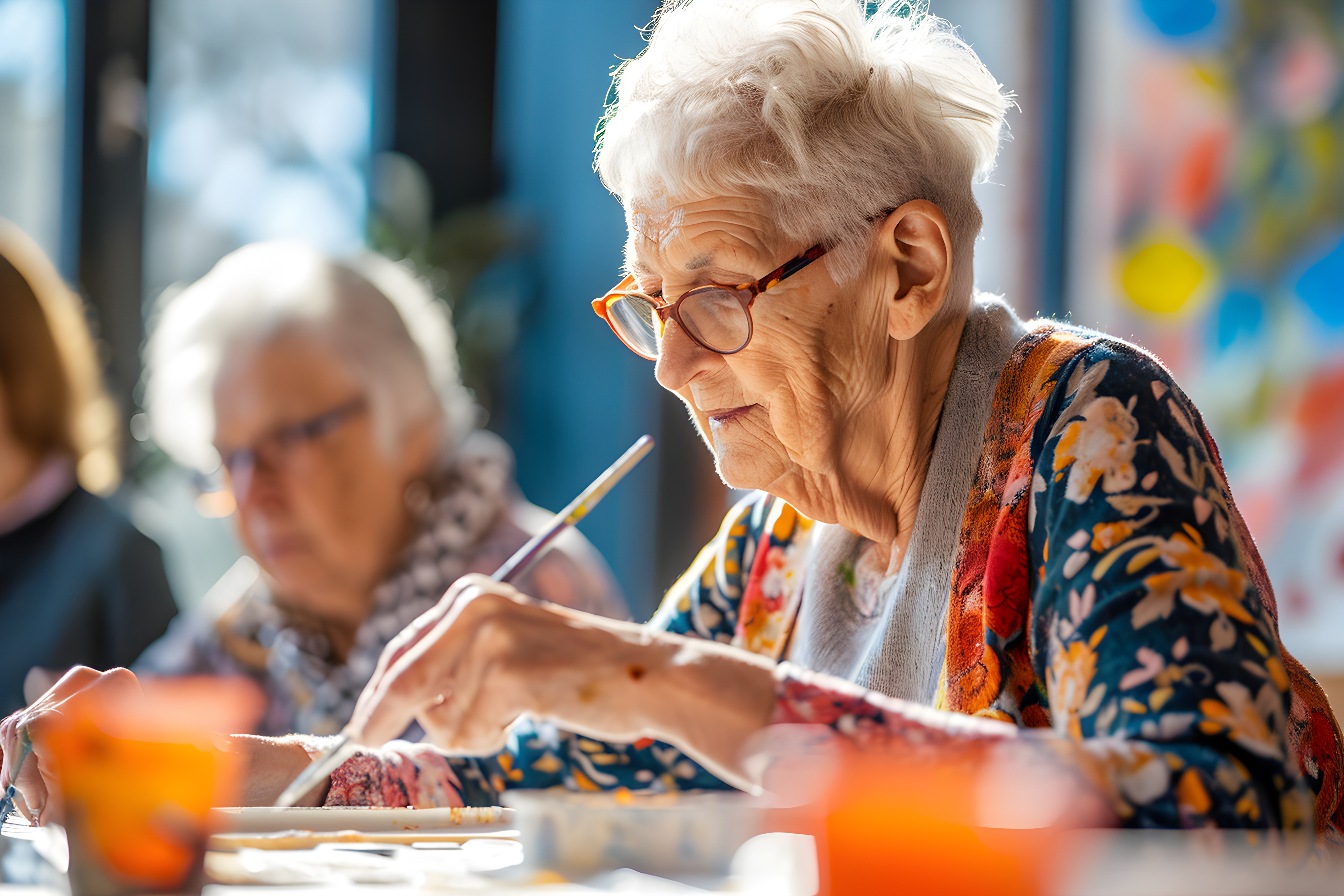 Mujeres mayores en un taller creativo | Fuente: Freepik