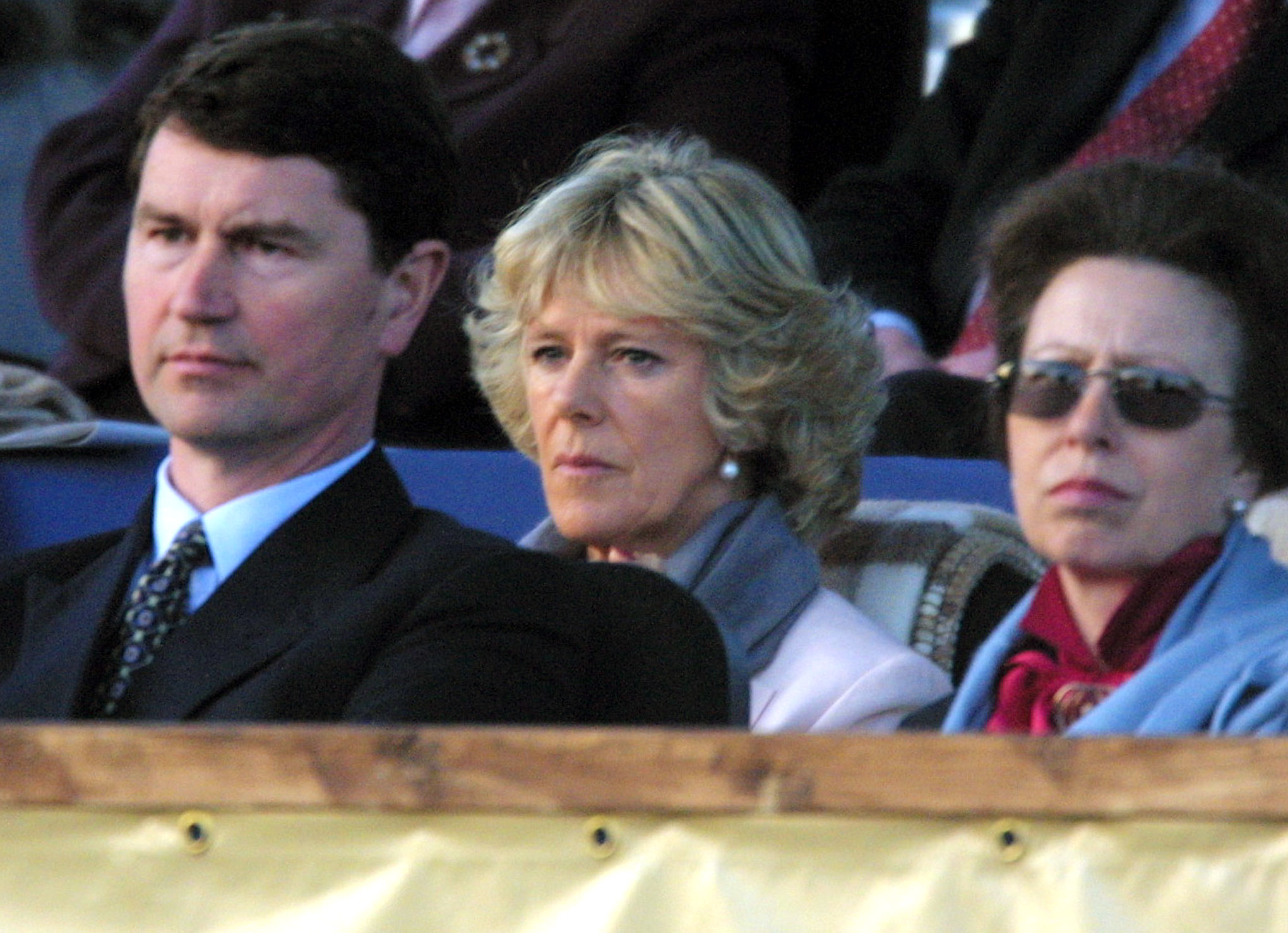 La reina Camilla y la princesa Anne en el concierto "Prom at the Palace", como parte de las celebraciones del Jubileo de Oro de la Reina Elizabeth II, el 1 de junio de 2002, en Londres, Inglaterra. | Fuente: Getty Images