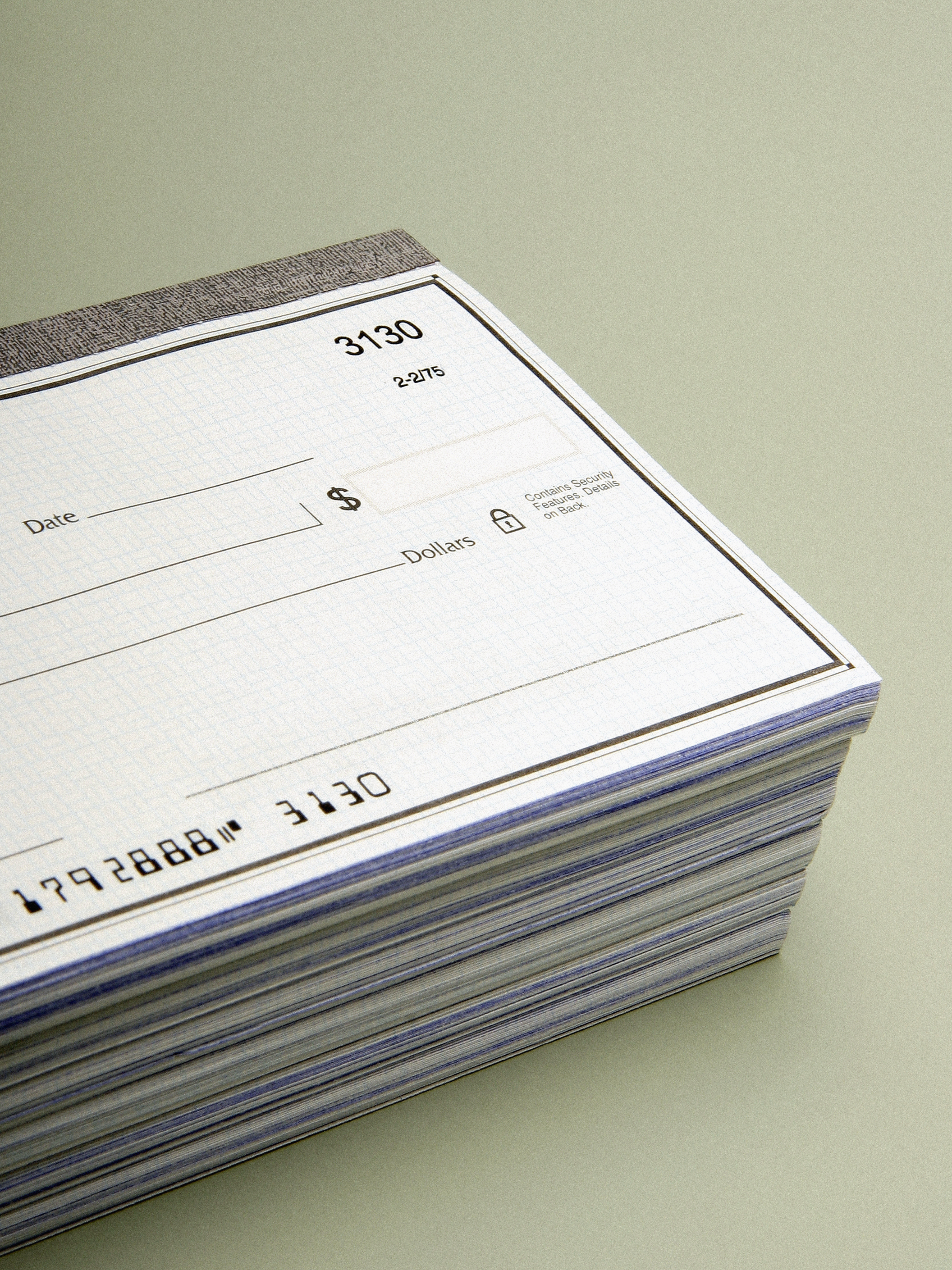 Una pila de cheques en blanco | Foto: Getty Images