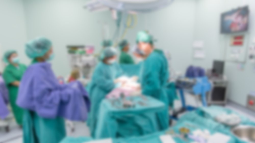 Cirujanos realizando operación. || Fuente: Shutterstock