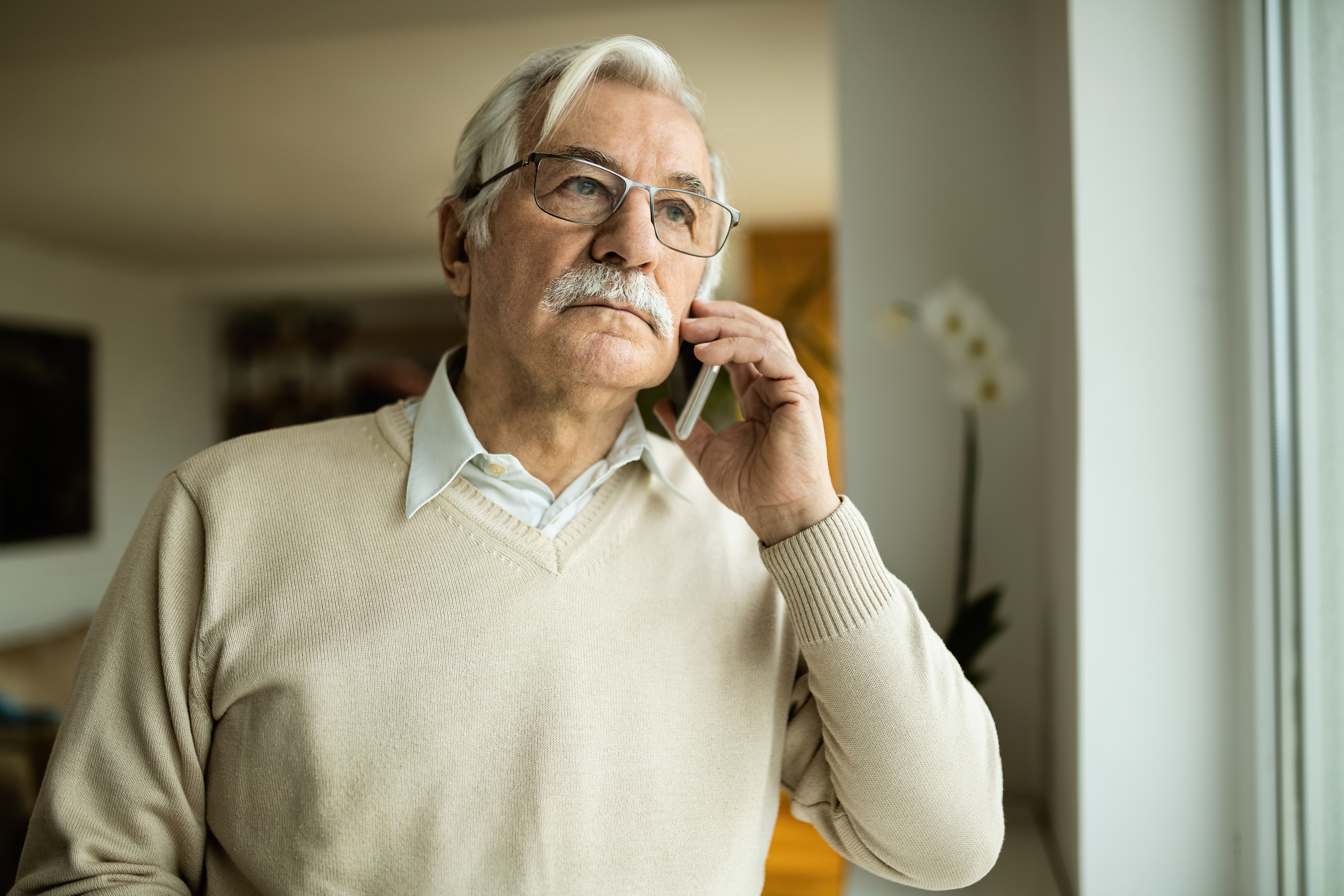Un hombre mayor hablando por teléfono | Foto: Shutterstock