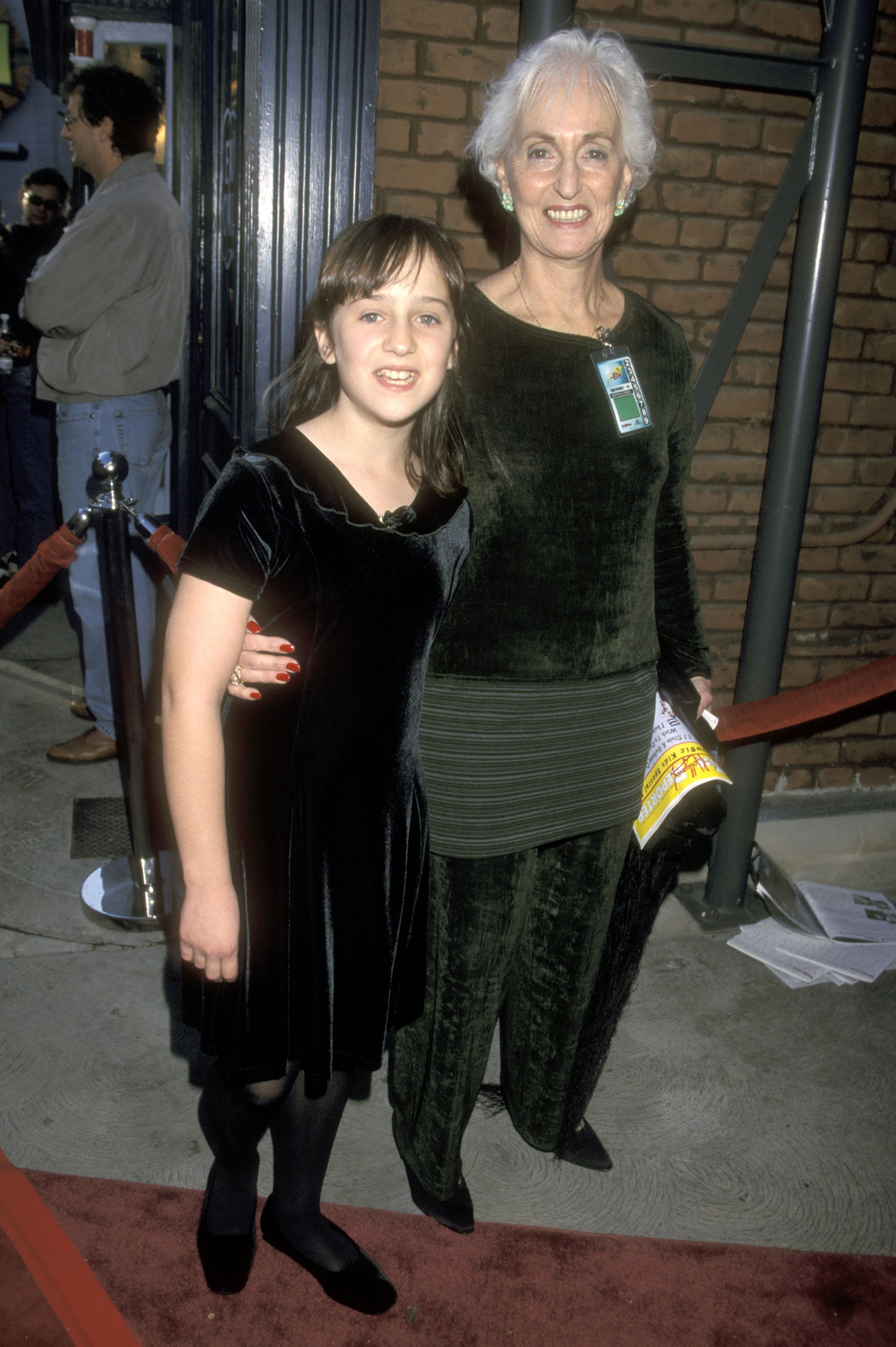 Mara Wilson y su abuela asisten a los Terceros Premios Anuales YoungStar de The Hollywood Reporter en Universal City, California, el 8 de noviembre de 1998 | Fuente: Getty Images