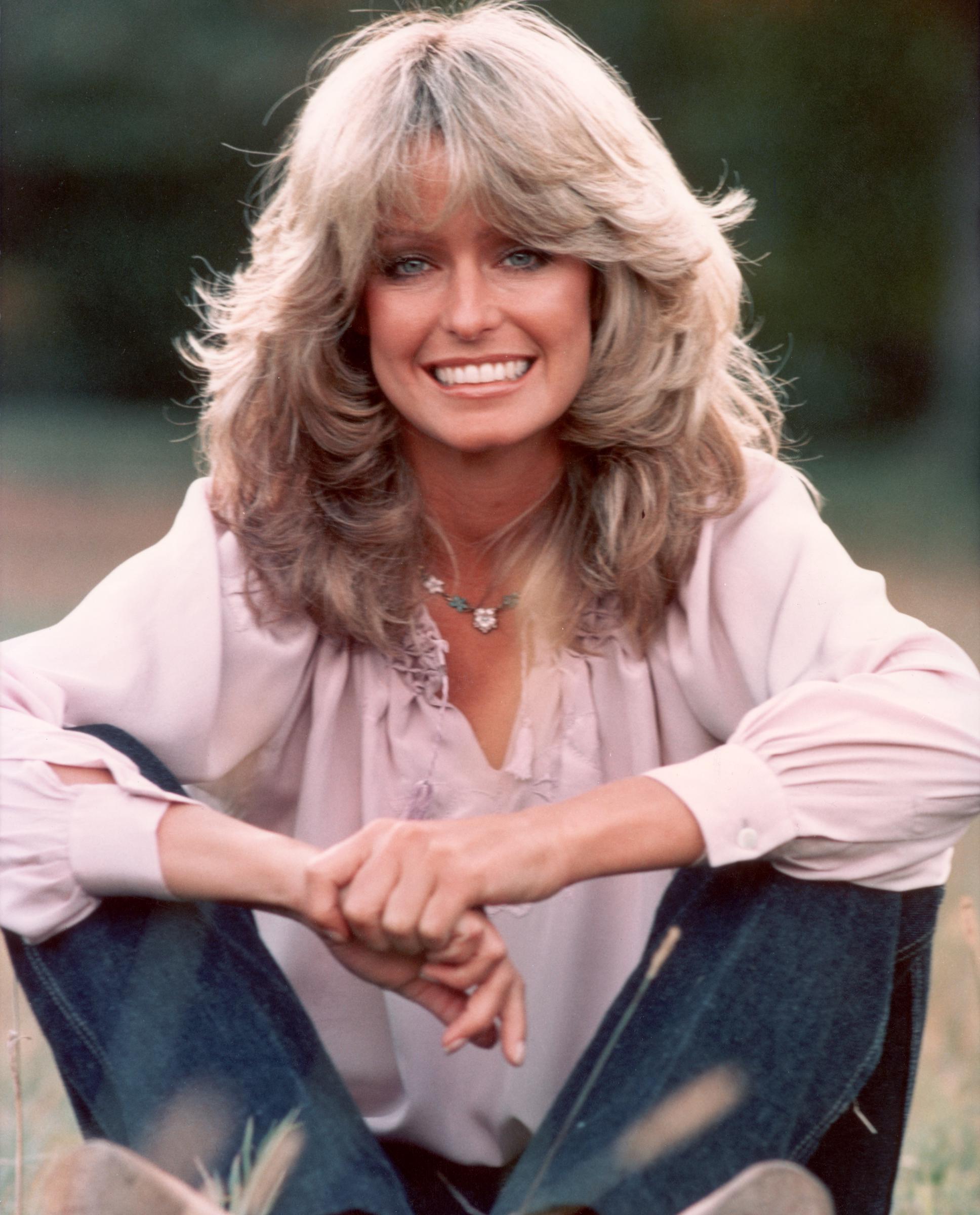 Farrah Fawcett posando para una foto en 1975 | Fuente: Getty Images