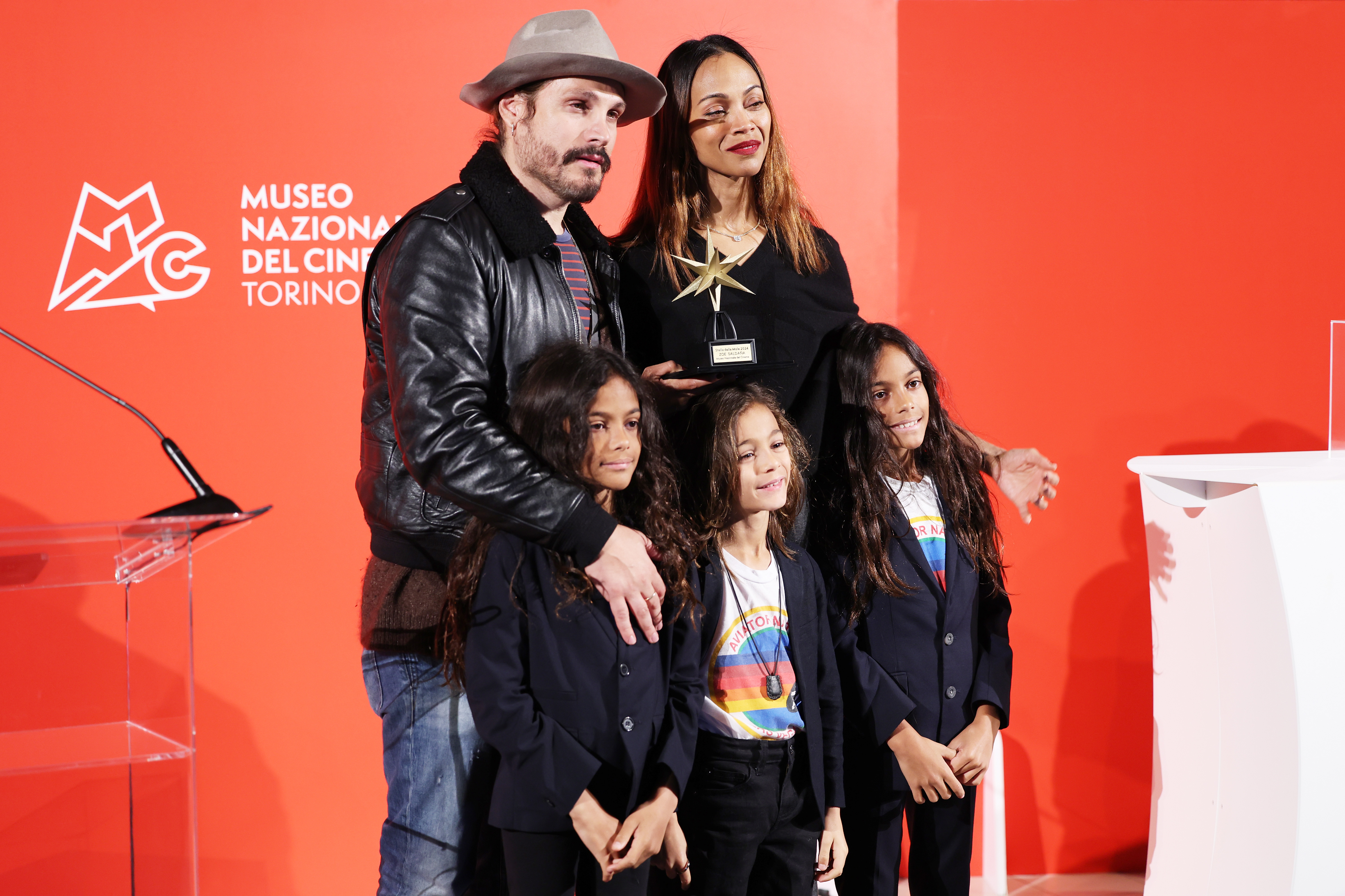 Marco Perego y Zoe Saldaña con sus hijos Cy, Bowie y Zen Perego-Saldaña. | Fuente: Getty Images