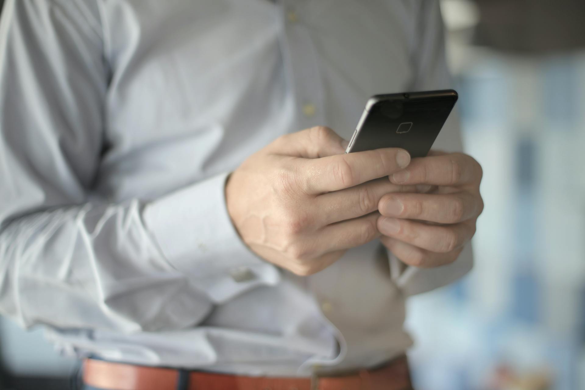 Un hombre usando su teléfono | Fuente: Pexels