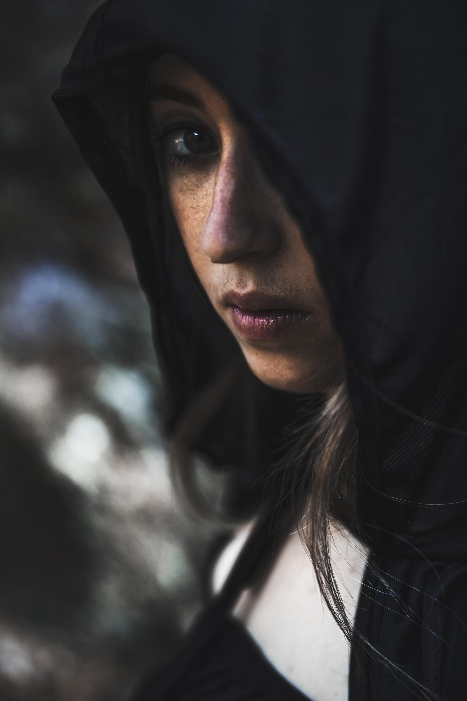 Vista parcial de una chica triste | Fuente: Freepik