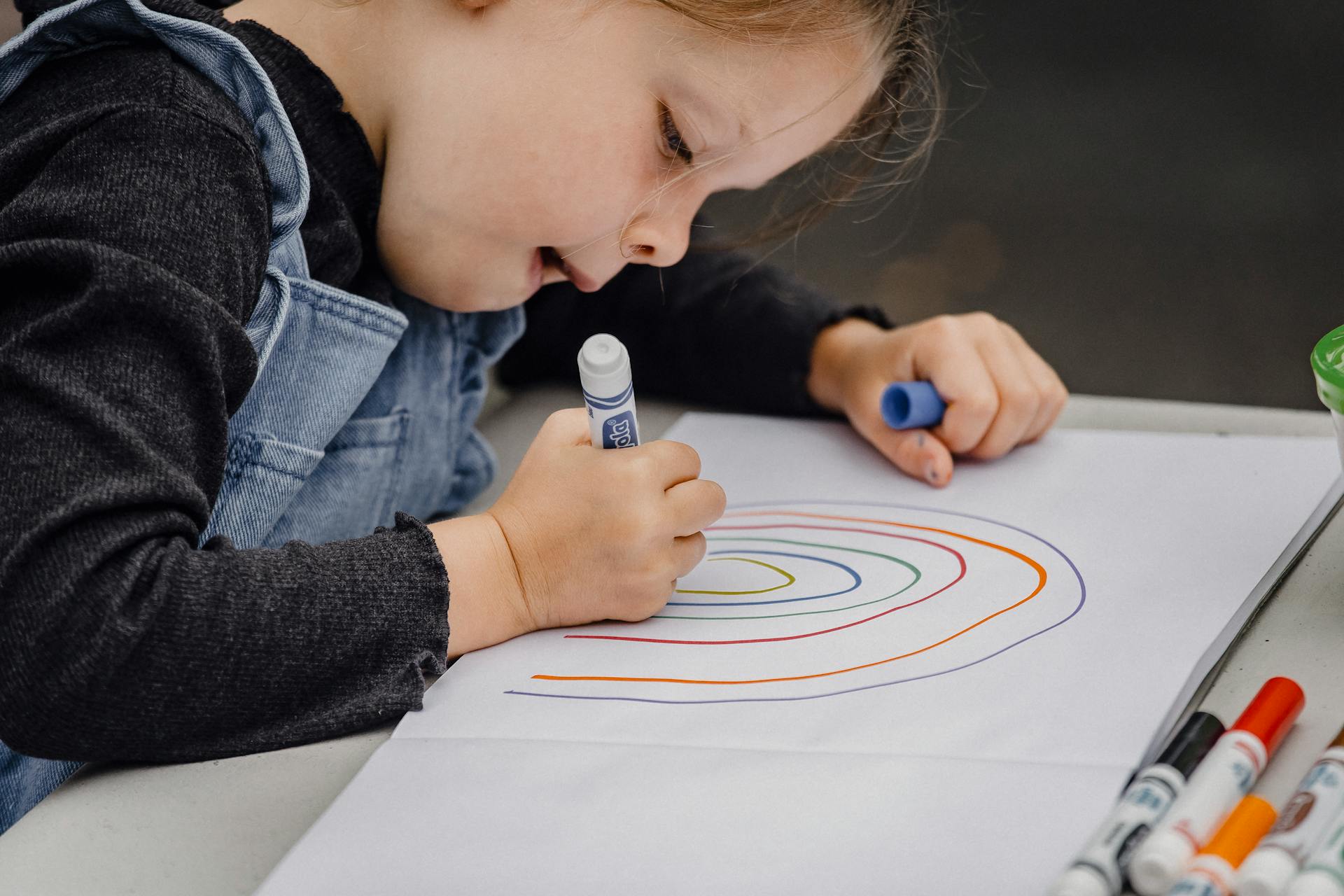 Una bambina che disegna un disegno | Fonte: Pexels
