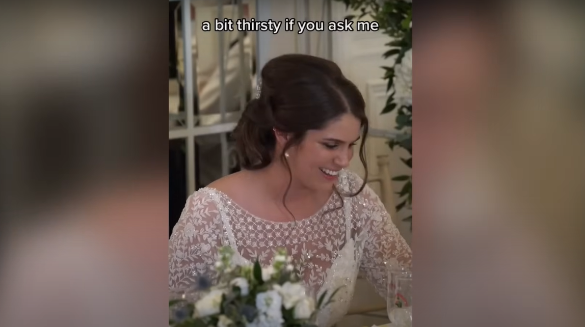 Katie, la mujer de Ian Young, riendo durante su discurso de boda | Fuente: YouTube / Daily Record