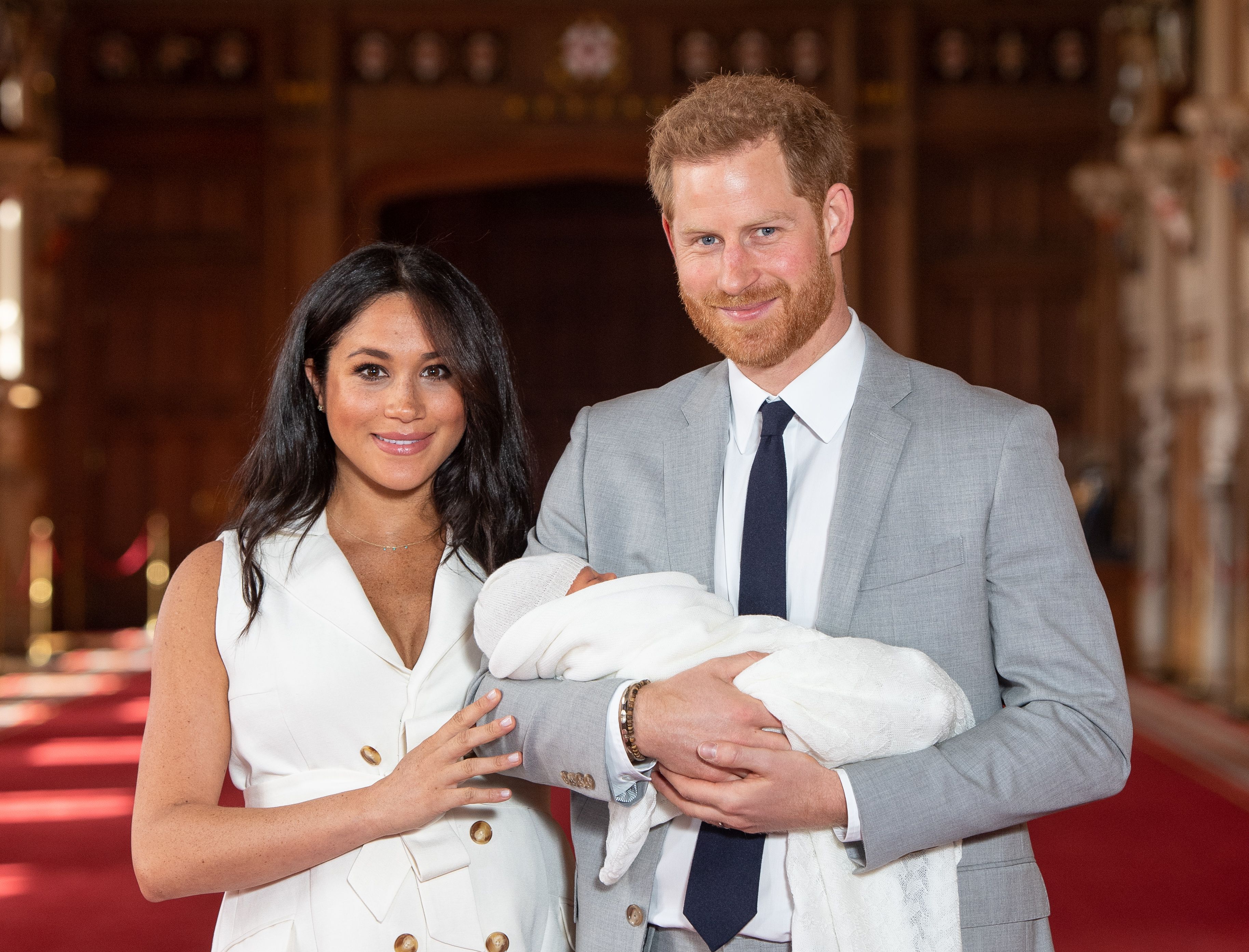 El príncipe Harry y Meghan Markle posan con su hijo recién nacido Archie Harrison Mountbatten-Windsor en el Salón de San Jorge del Castillo de Windsor el 8 de mayo de 2019 en Windsor, Inglaterra. | Foto: Getty Images