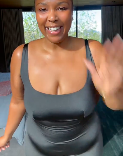 Lizzo expresando su felicidad por haber alcanzado su objetivo de liberación de peso. | Fuente: TikTok/lizzo