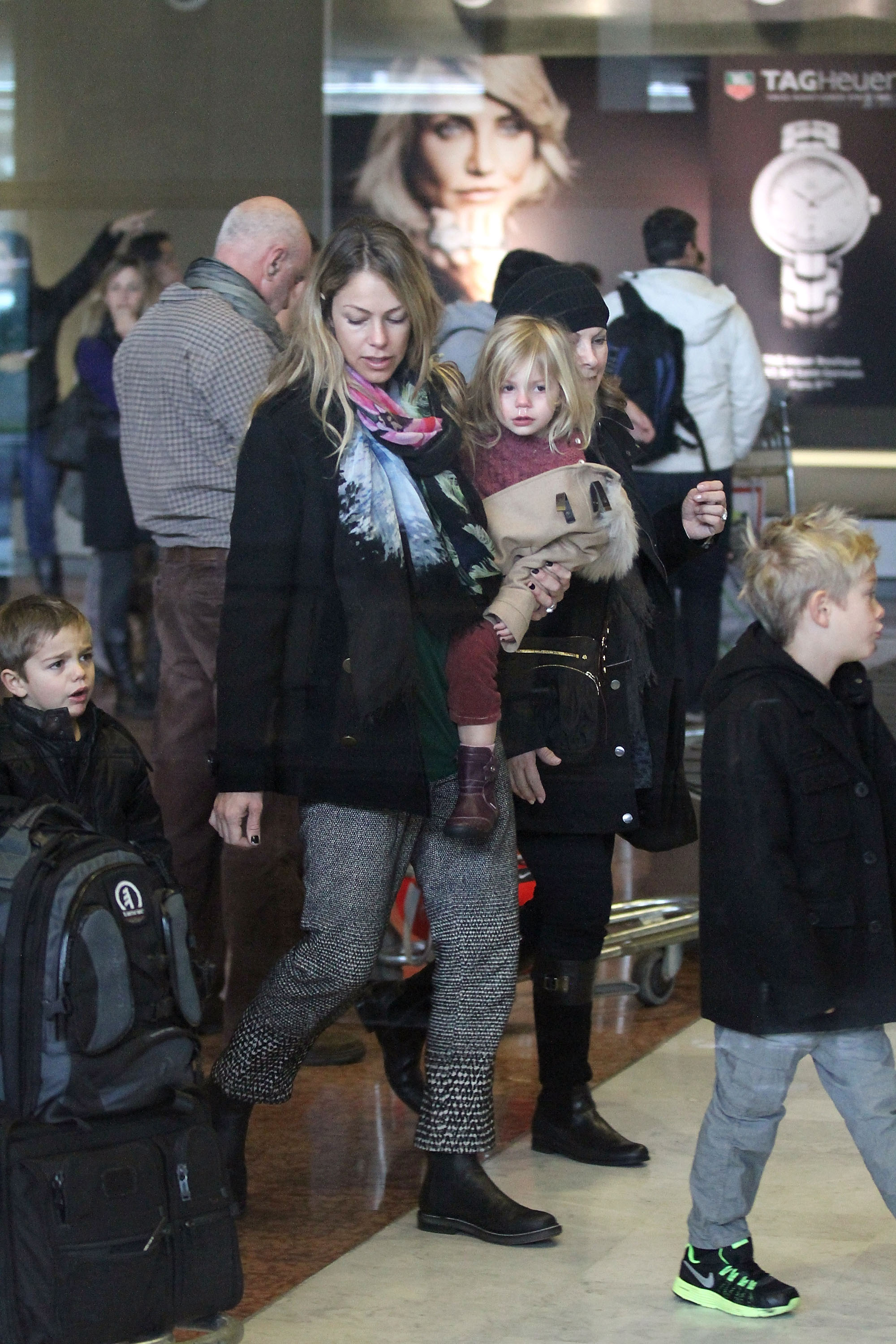 Christine Baumgartner con sus hijos Grace Avery, Hayes Logan y Cayden Costner el 15 de enero de 2013 en París, Francia | Fuente: Getty Images