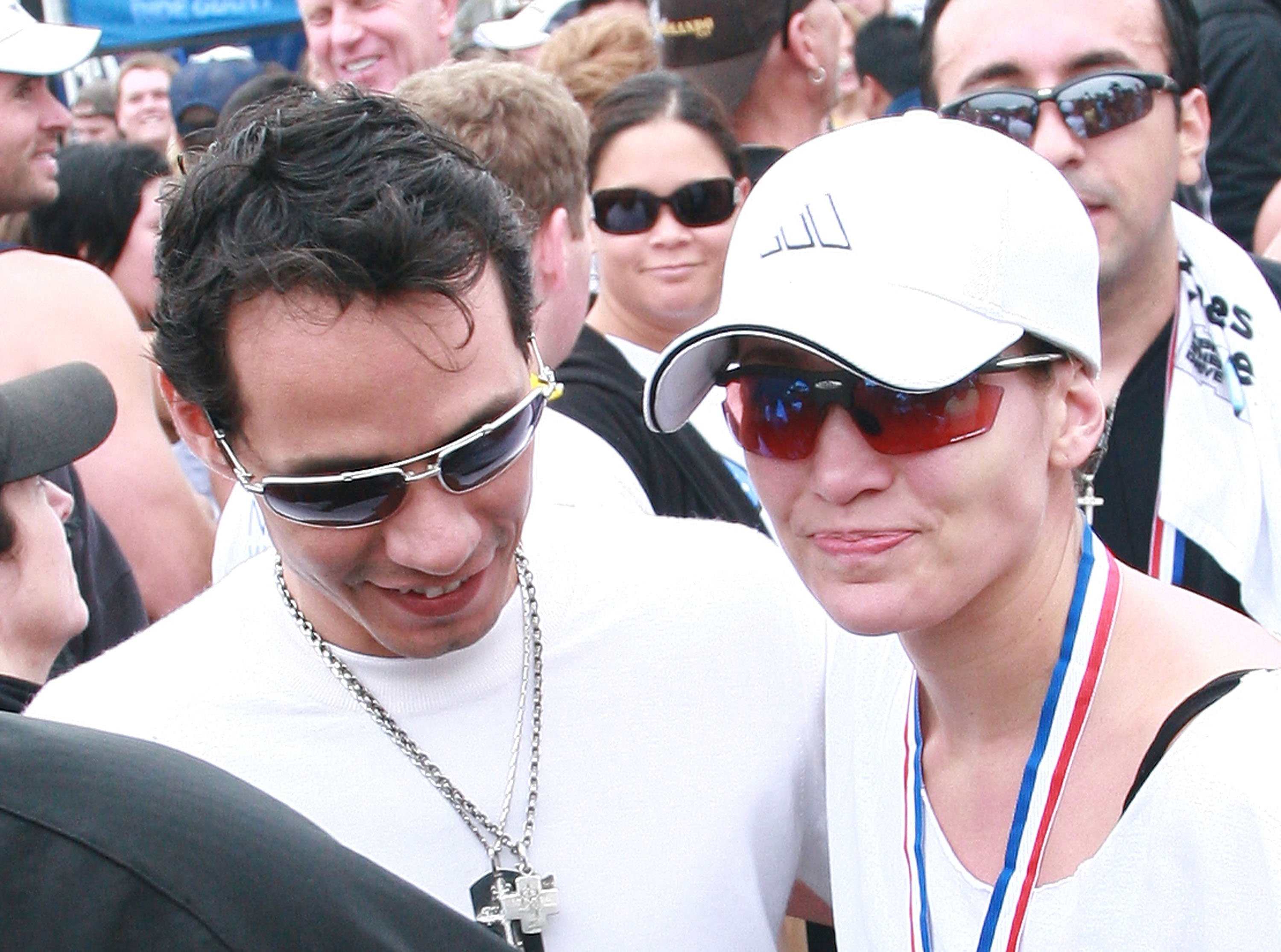 Marc Anthony y Jennifer López en la línea de llegada del Triatlón Nautica Malibu en septiembre de 2008 en California, EEUU || Fuente: Getty Images