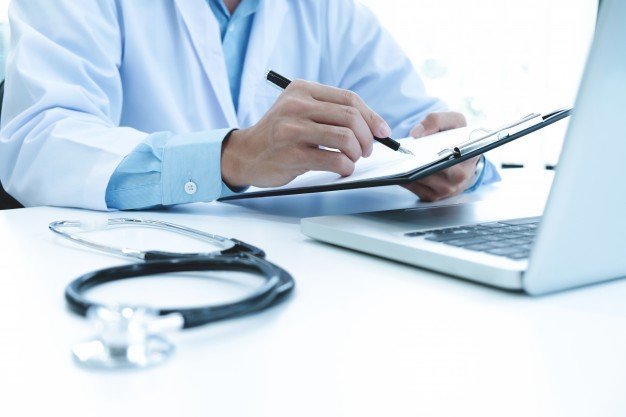 Médico completando formularios. | Imagen tomada de: Pixabay