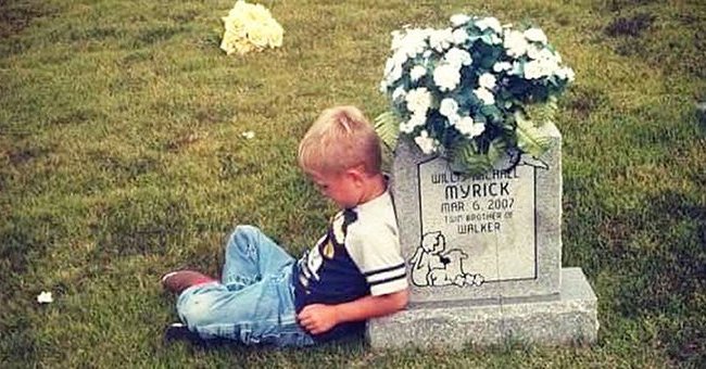 Walker Myrick acostado sobre la lápida de su difunto hermano gemelo Willis Myrick. │Foto: twitter.com/people