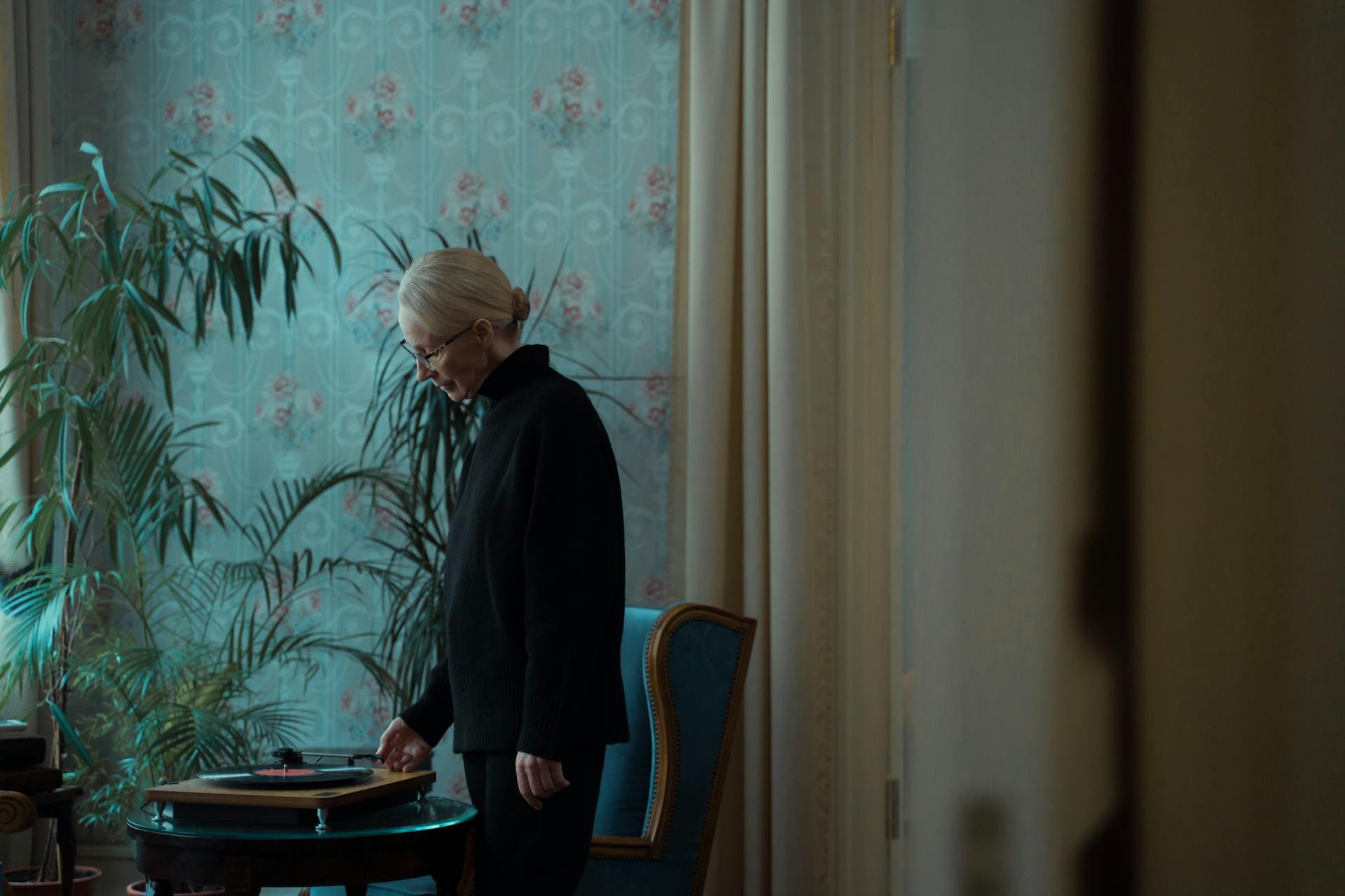 Una donna in piedi in una casa | Fonte: Pexels