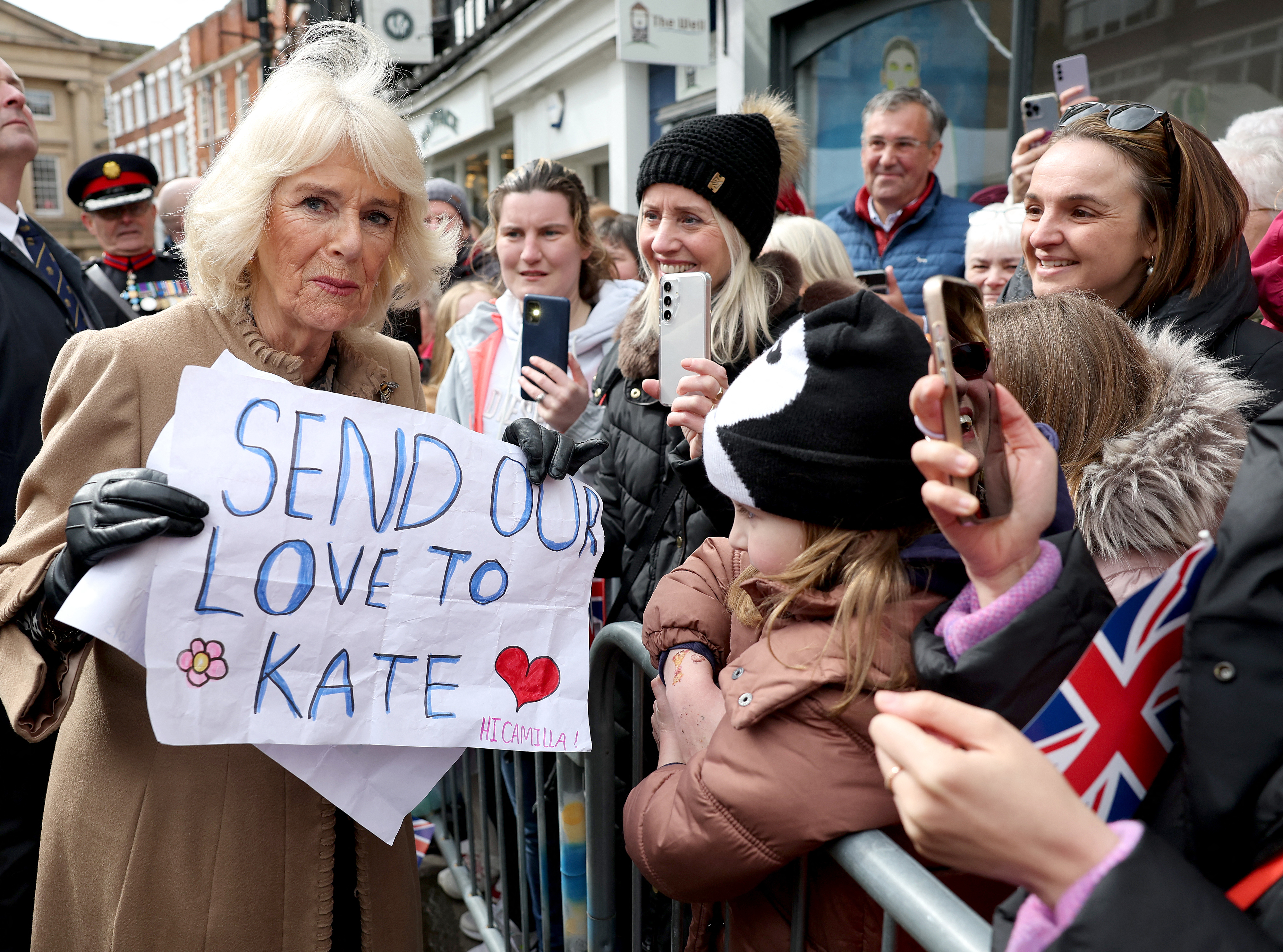 La reina Camilla durante su visita al Farmers' Market el 27 de marzo de 2024 en Shrewsbury, Inglaterra | Foto: Getty Images