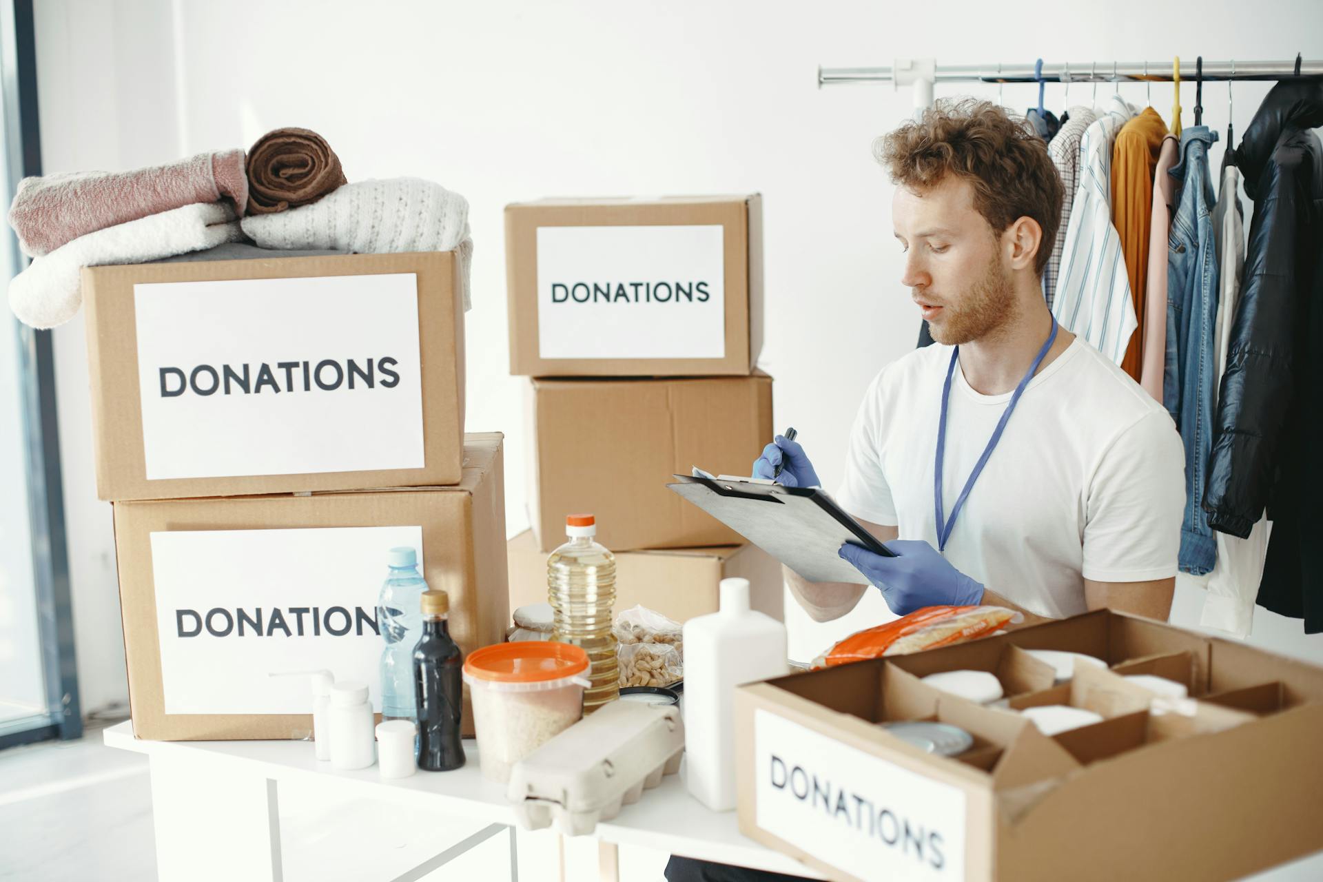 Una trabajadora benéfica revisando cajas de donativos | Fuente: Pexels
