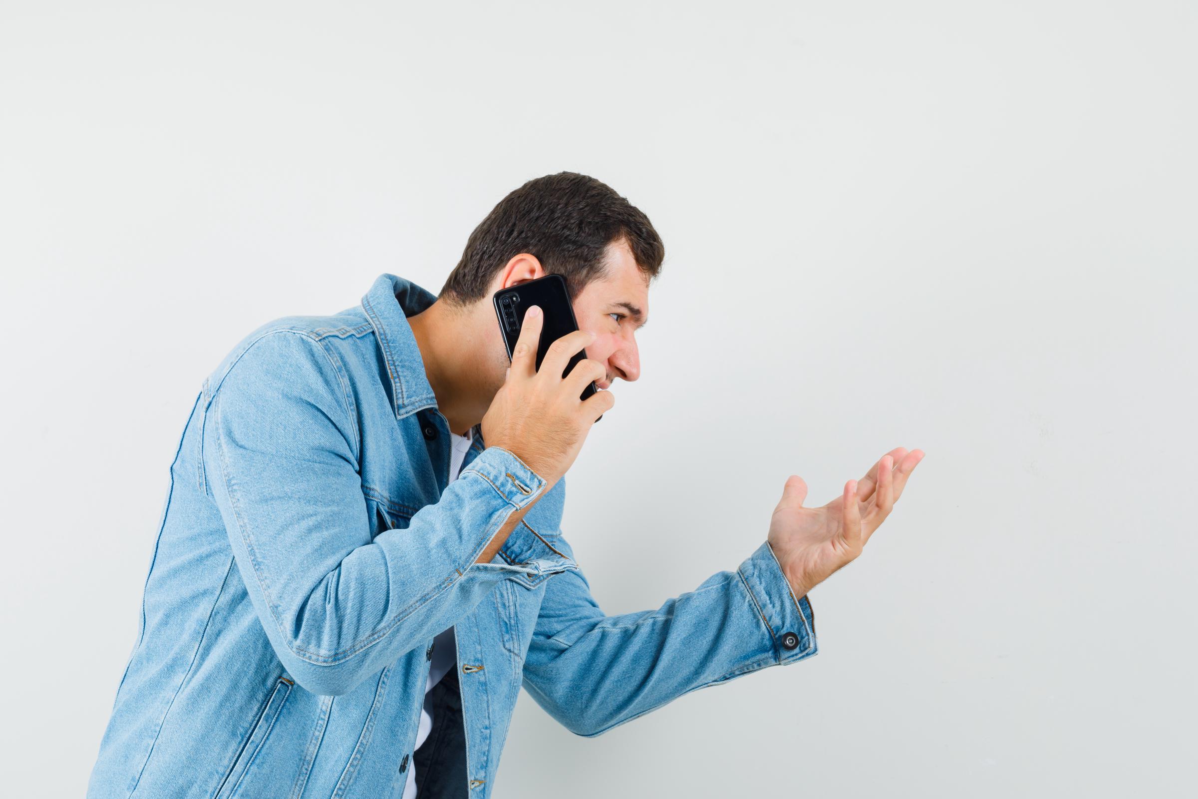 Un hombre enfadado hablando por teléfono | Fuente: Freepik