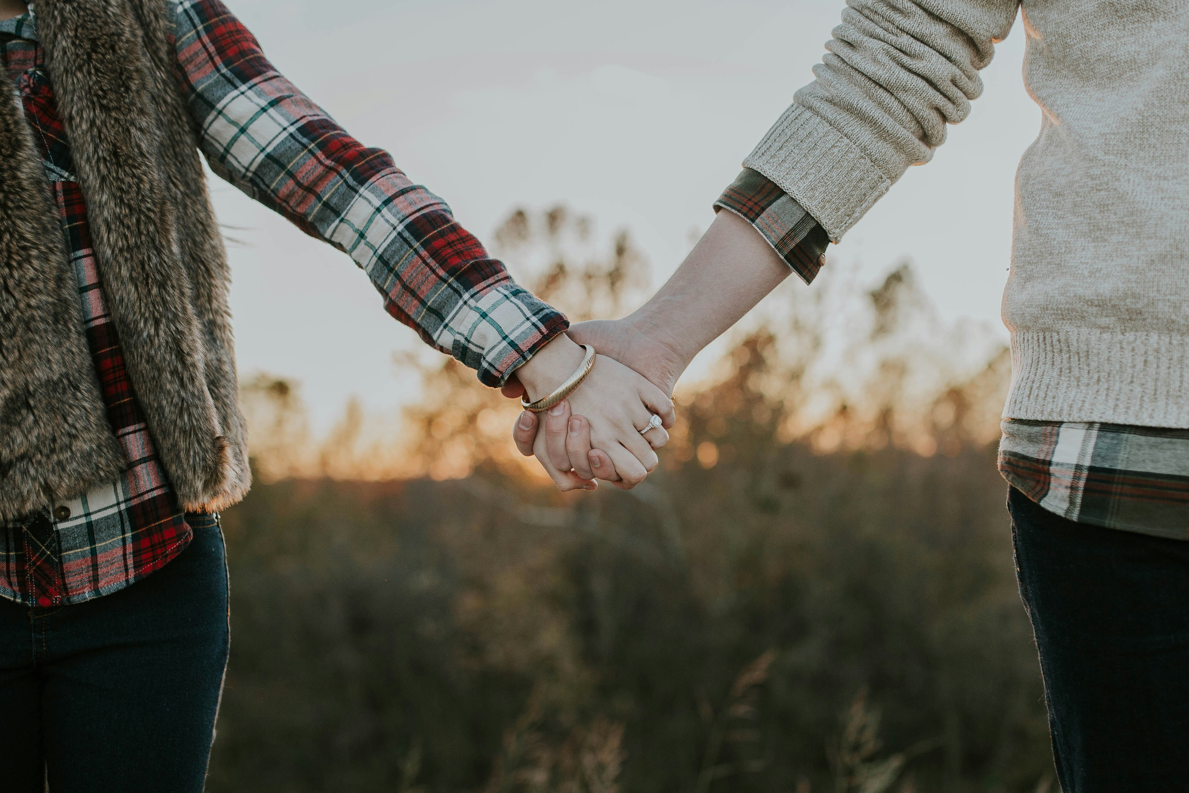 Una pareja cogida de la mano | Fuente: Unsplash