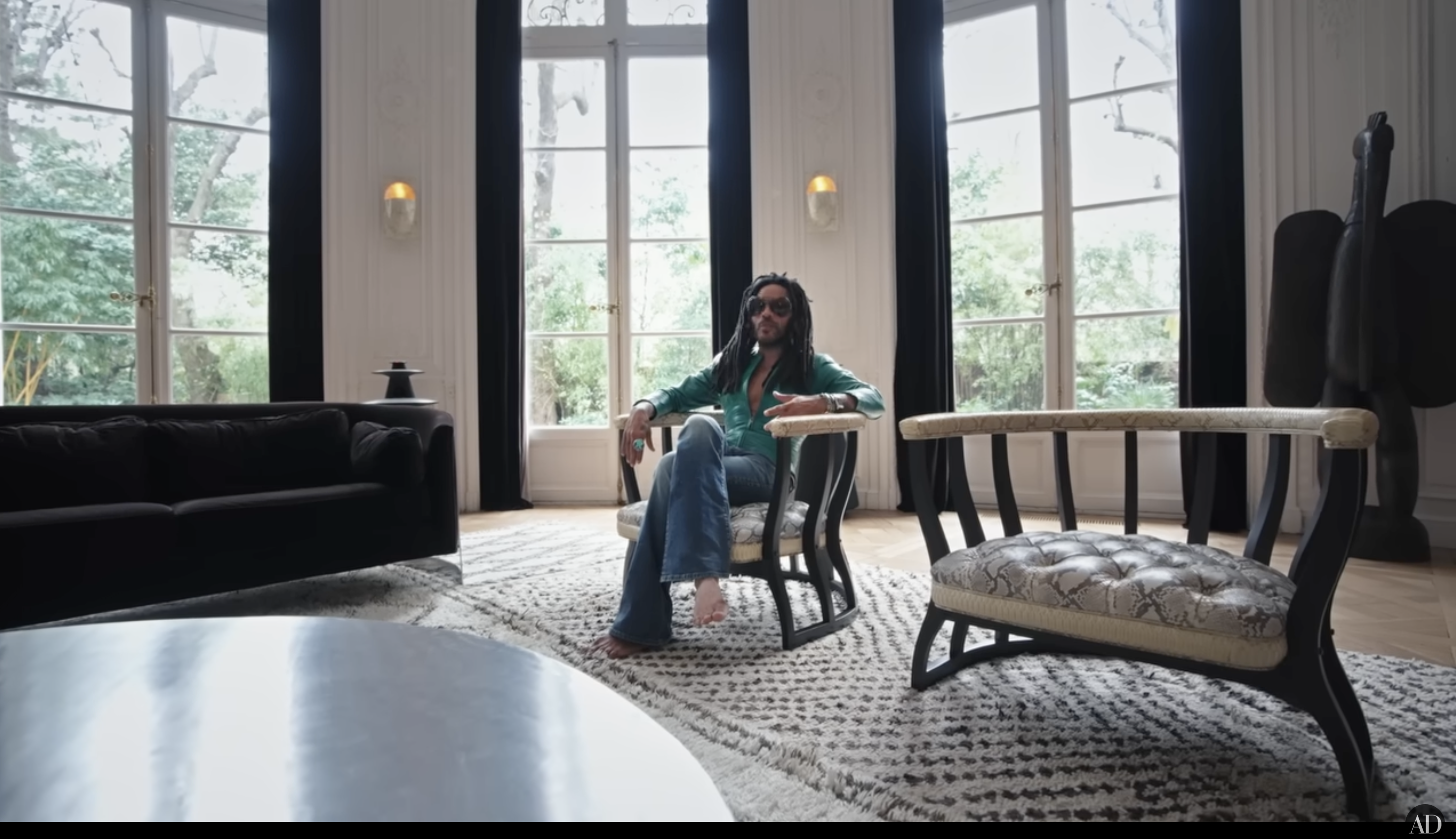 Lenny Kravitz descansando en una de sus sillas, publicado el 15 de abril de 2025 | Fuente: YouTube/Architectural Digest