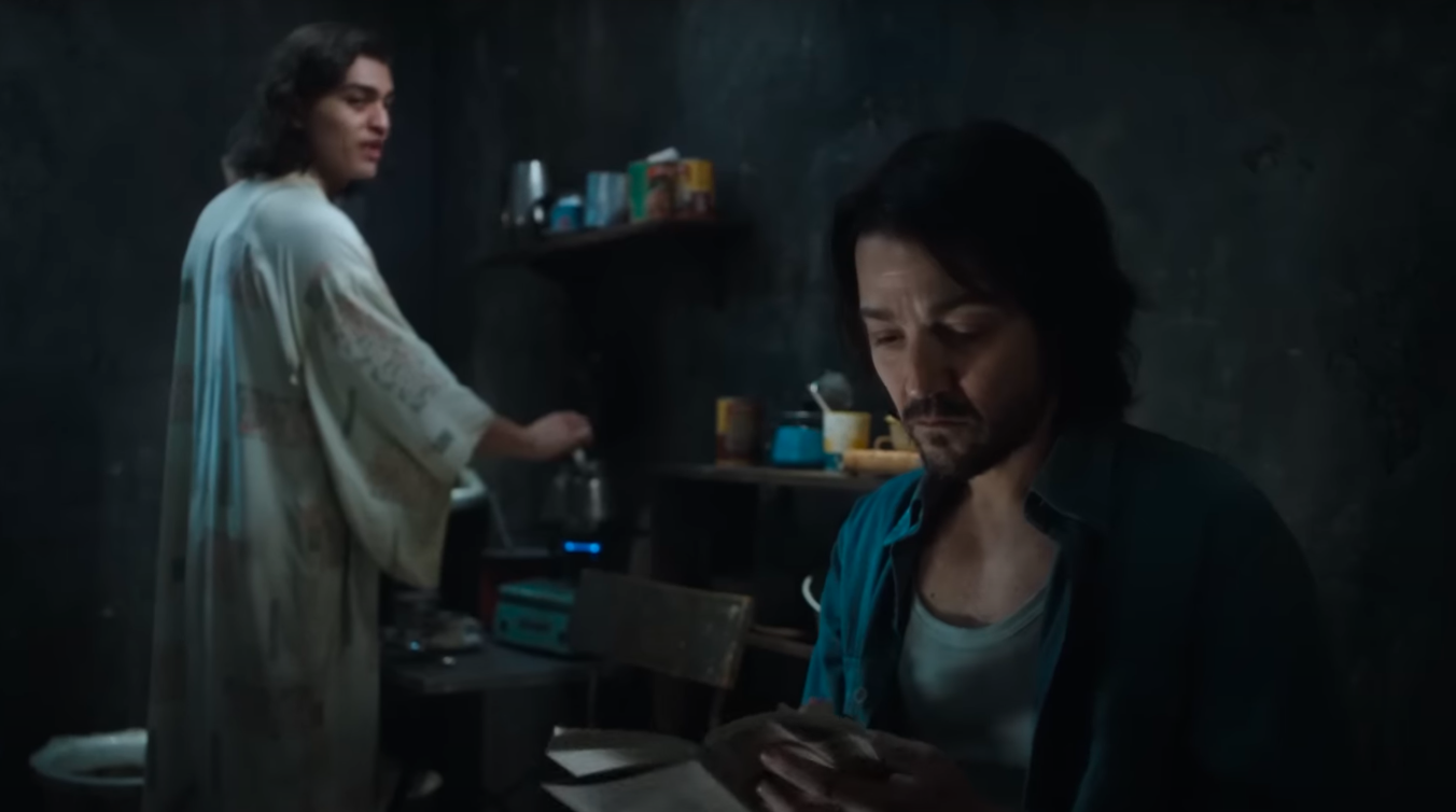 Tonatiuh como Luis y Diego Luna como Valentín de " Kiss of the Spider Woman." | Fuente: YouTube/Jennifer Lopez