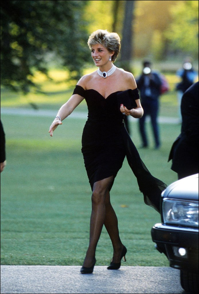 La princesa Diana (1961-1997) llegando a la Serpentine Gallery, Londres, con un vestido de Christina Stambolian, junio de 1994. I Foto: Getty Images.