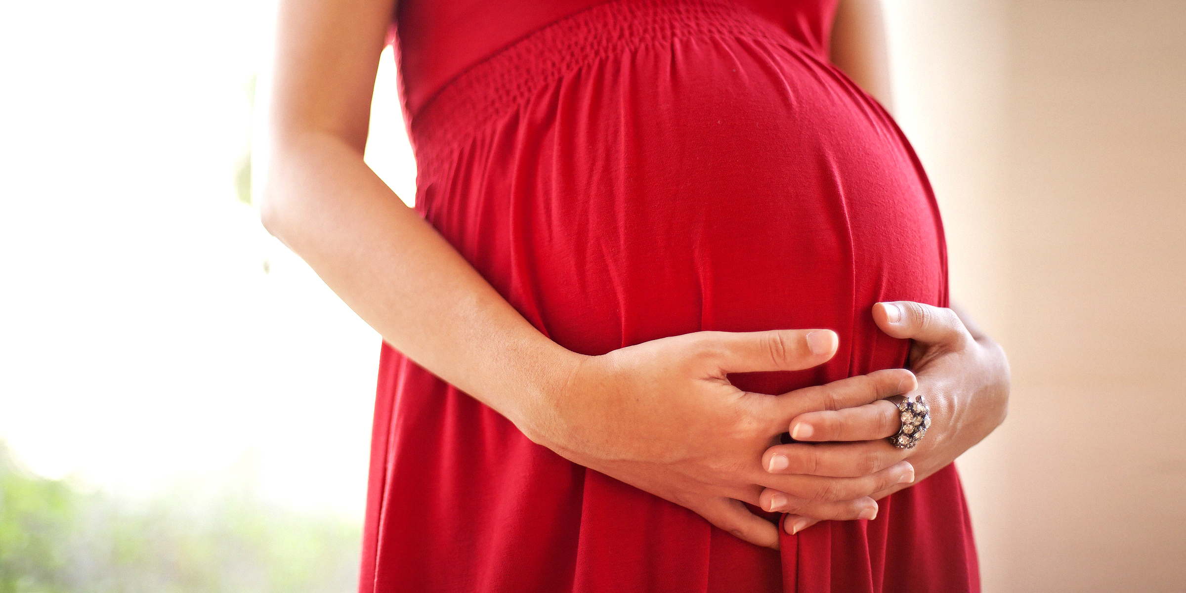 Mujer embarazada sujetándose la barriga | Foto: Shutterstock