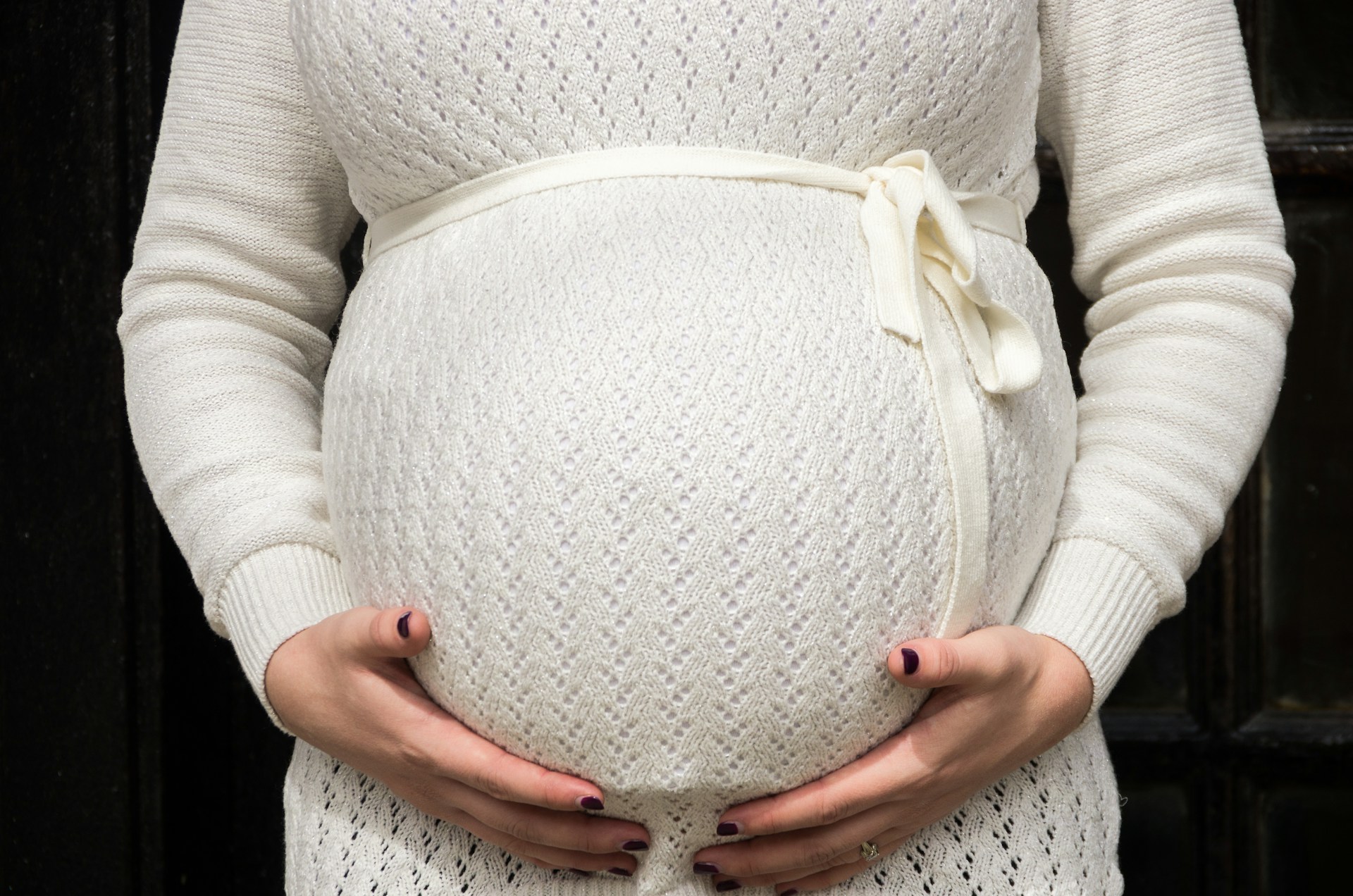 Foto recortada de una mujer embarazada | Fuente: Unsplash