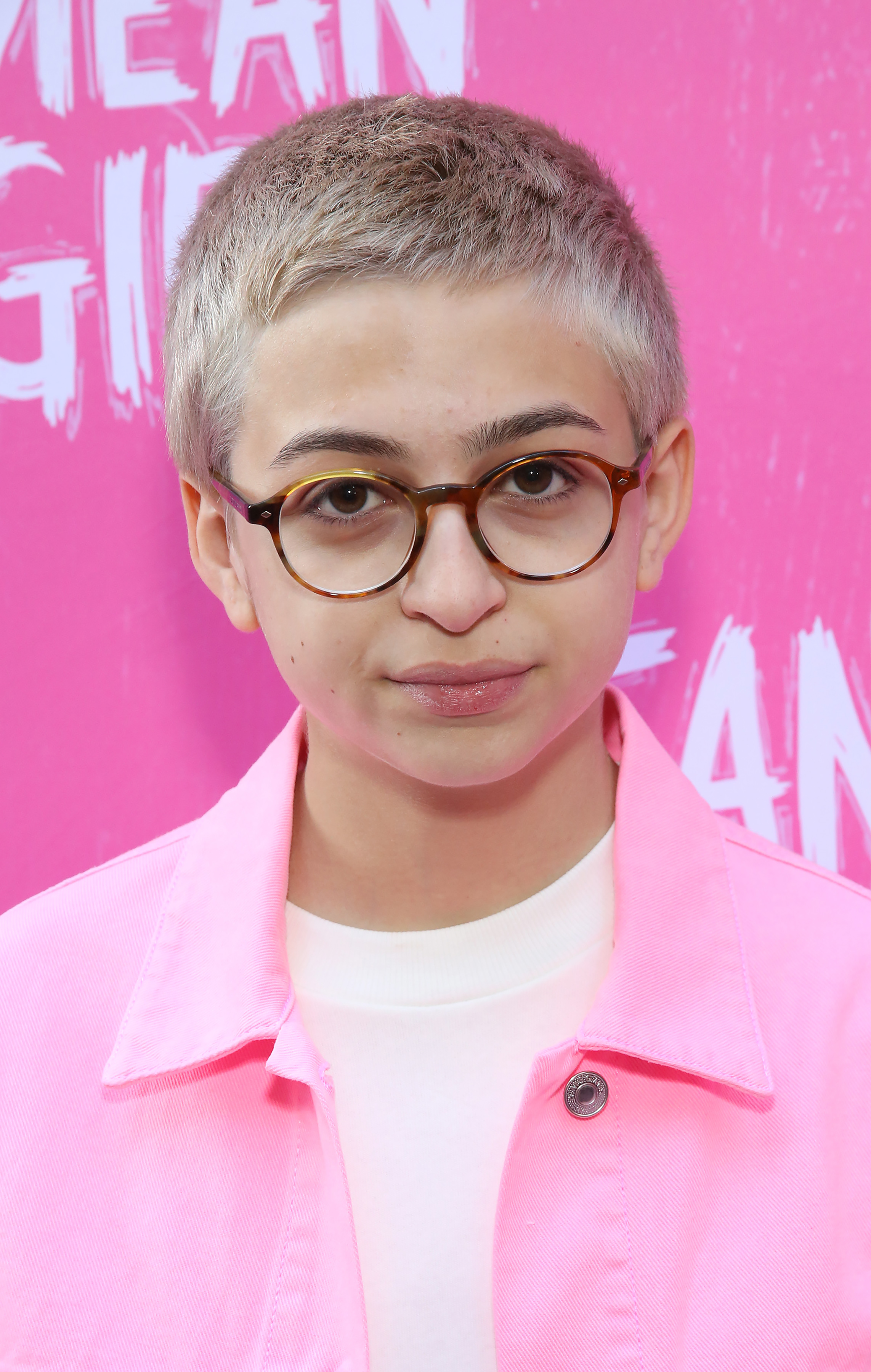 J.J. Totah asiste a la función de estreno en Broadway de "Mean Girls" en el August Wilson Theatre de Nueva York, con una chaqueta rosa chillón sobre una camisa blanca y unas gafas redondas. | Fuente: Getty Images