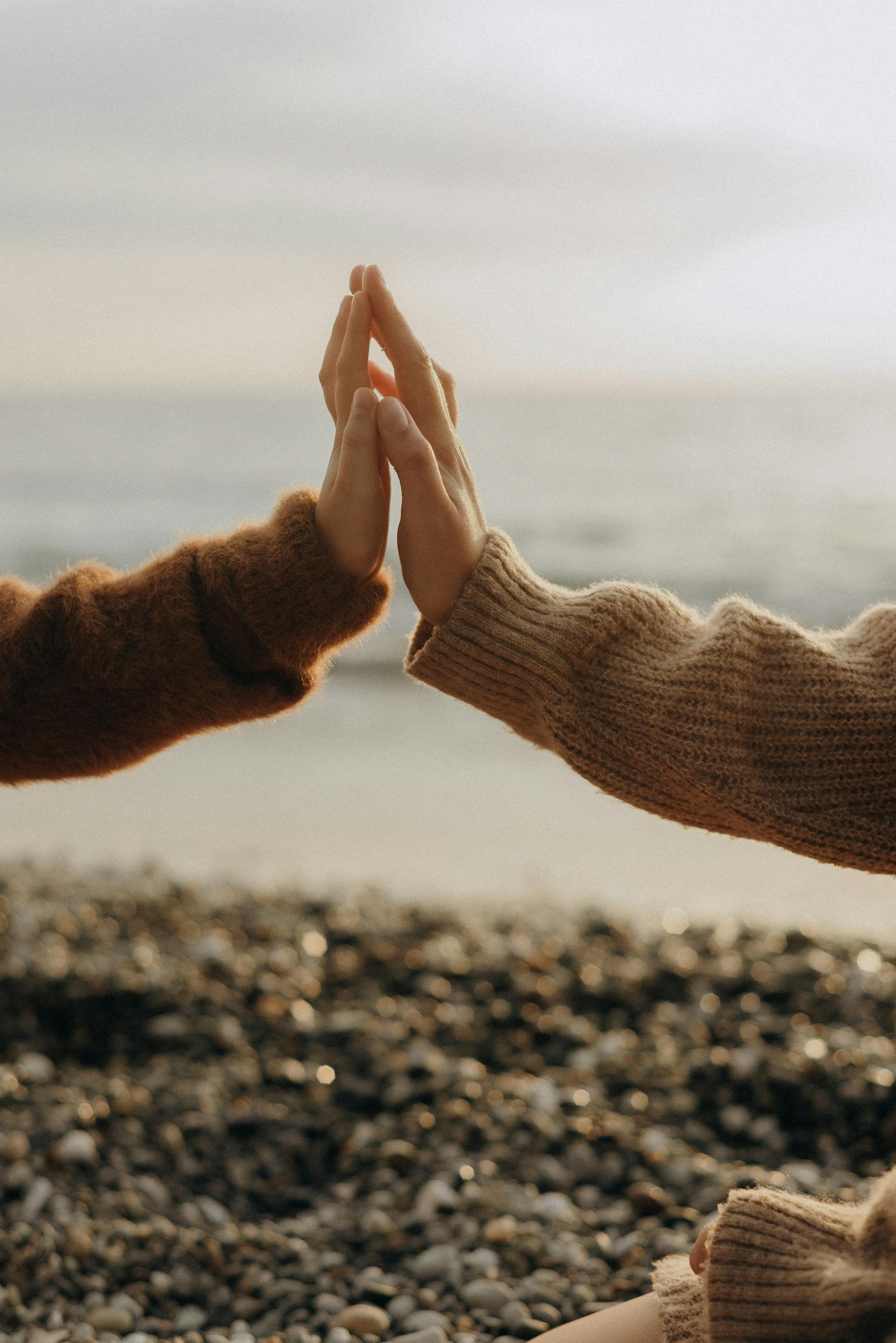 Una mujer y su hija tomadas de la mano | Fuente: Pexels