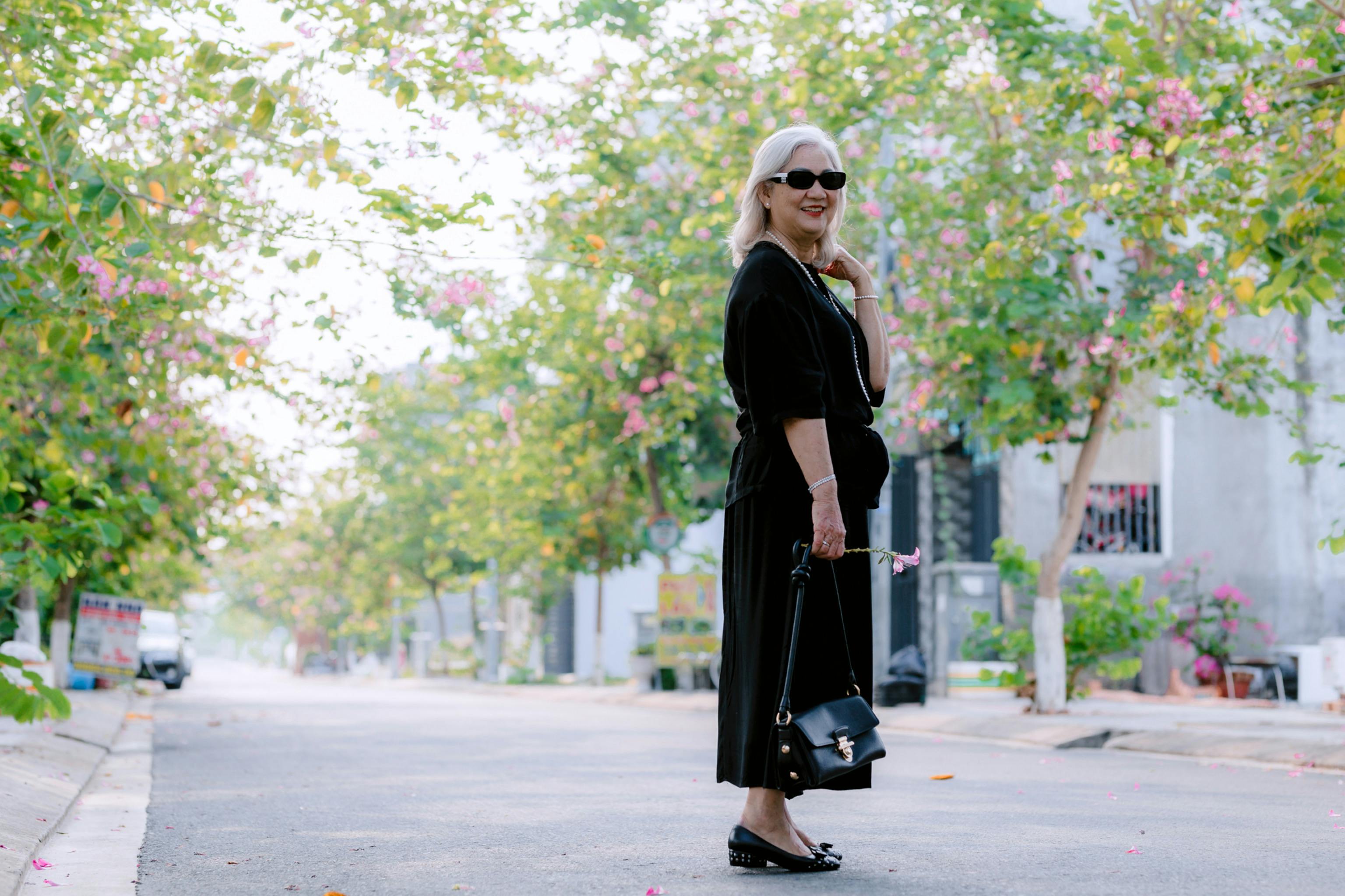 Una mujer elegante sonriendo al aire libre | Fuente: Pexels