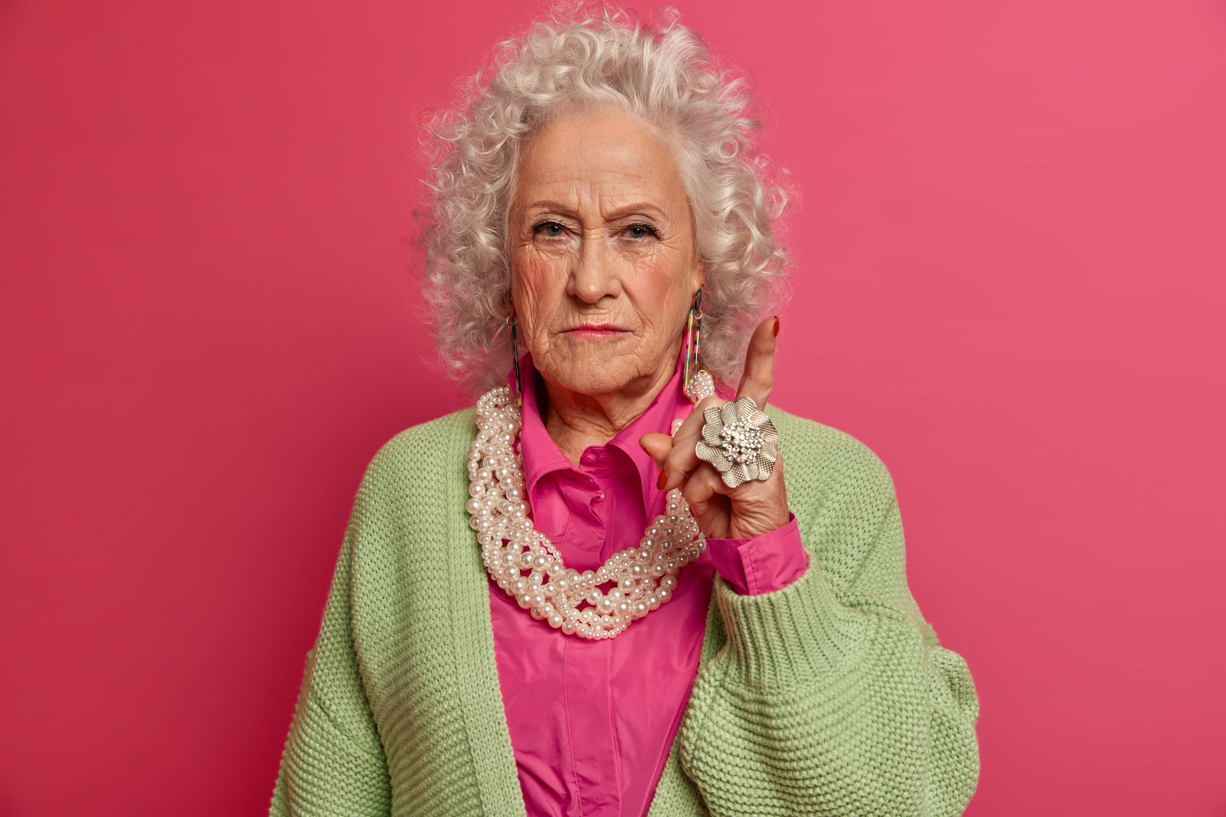 Una abuela enfadada | Fuente: Midjourney