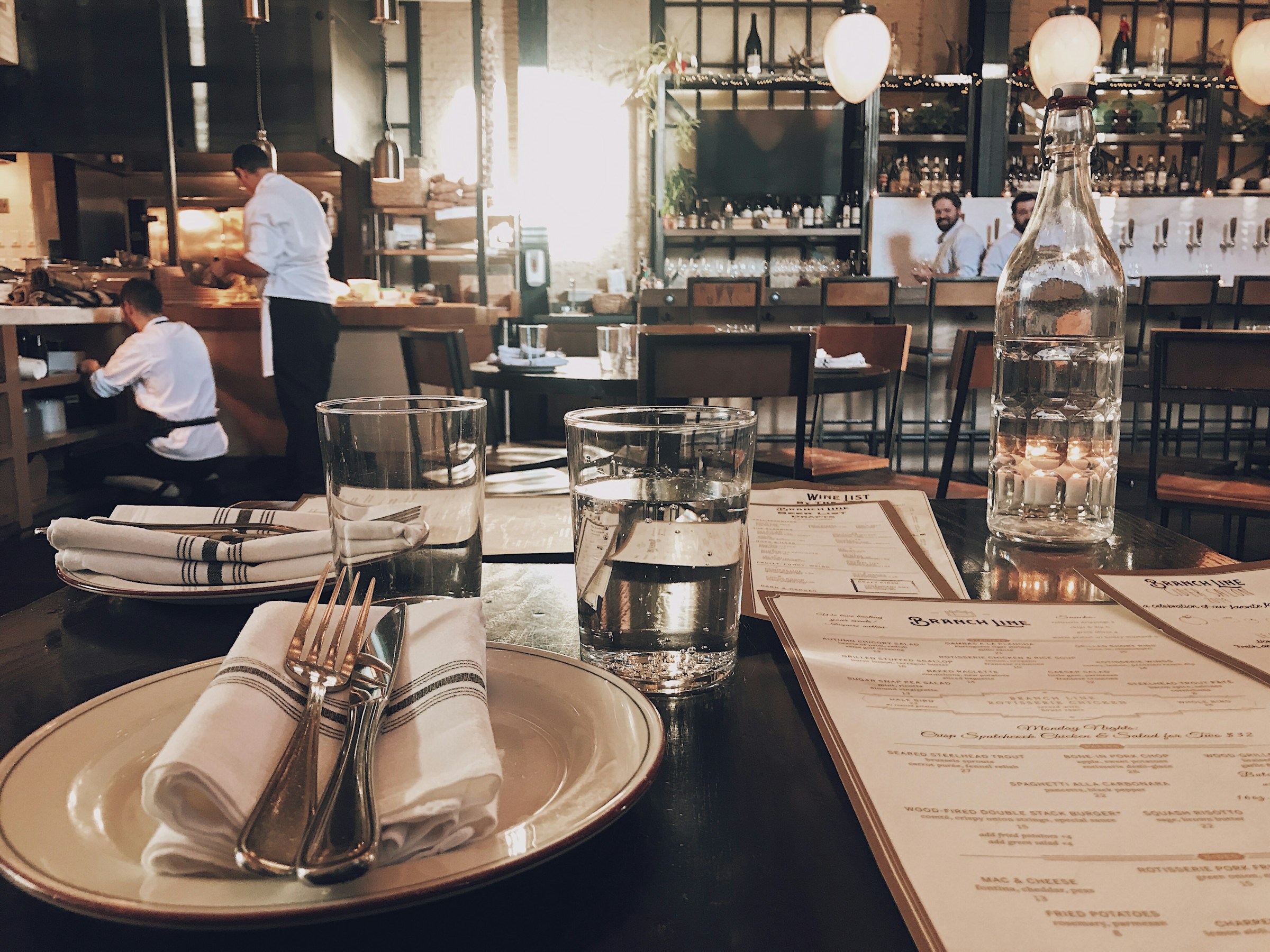 Servicio de mesa en un restaurante | Foto: Unsplash