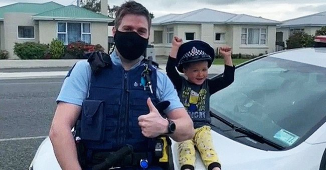 Niño de cuatro años sonríe con el agente Kurt en una patrulla policial. | Foto: Youtube.com/New Zealand Police 