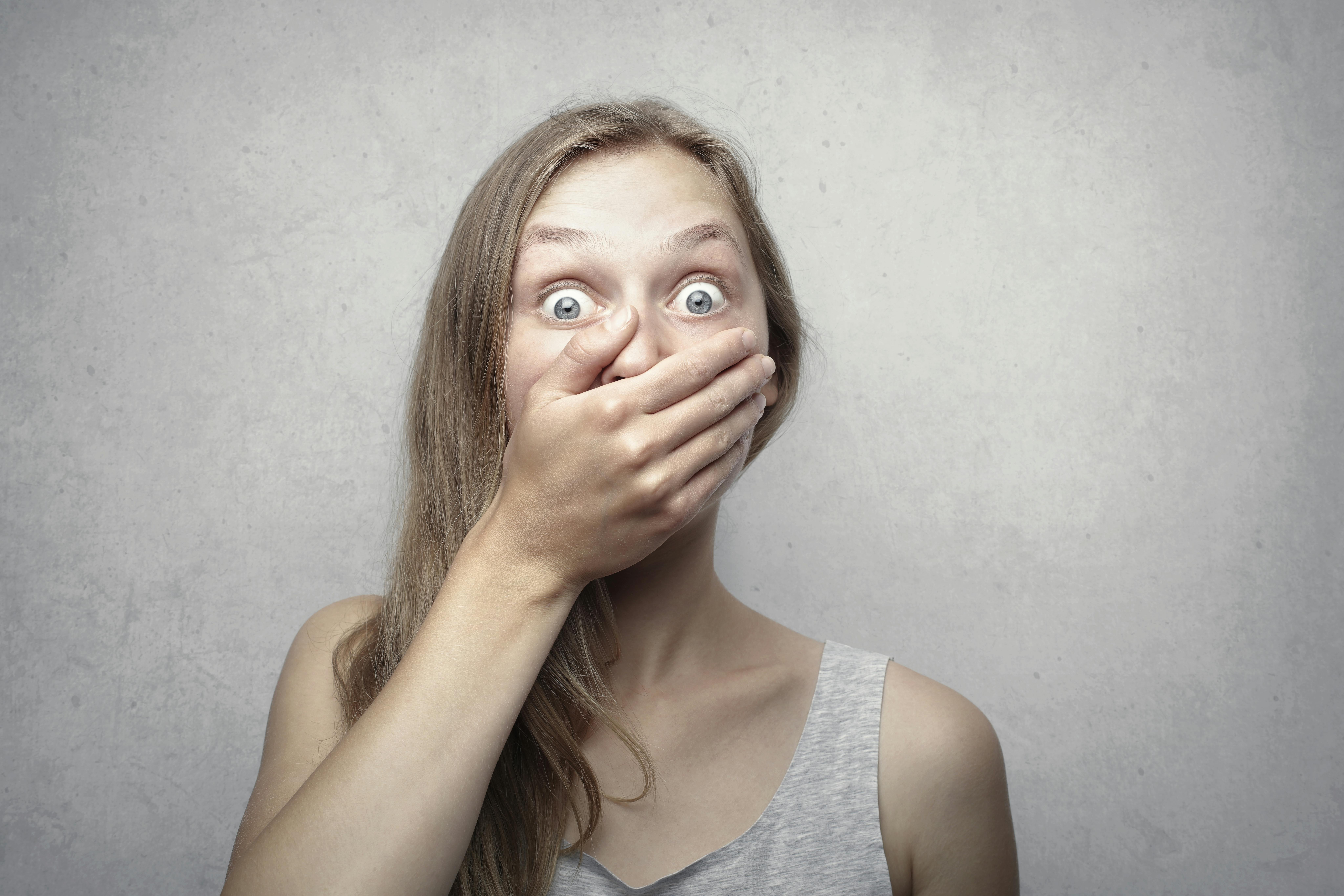 Mujer conmocionada se tapa la boca | Fuente: Pexels