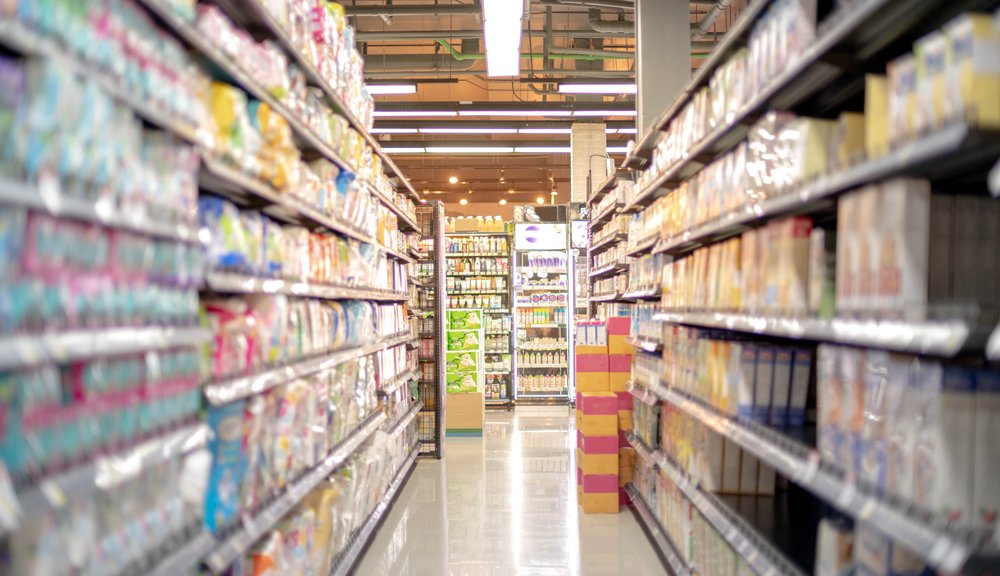 Pasillo con góndolas de supermercado. | Foto: Shutterstock
