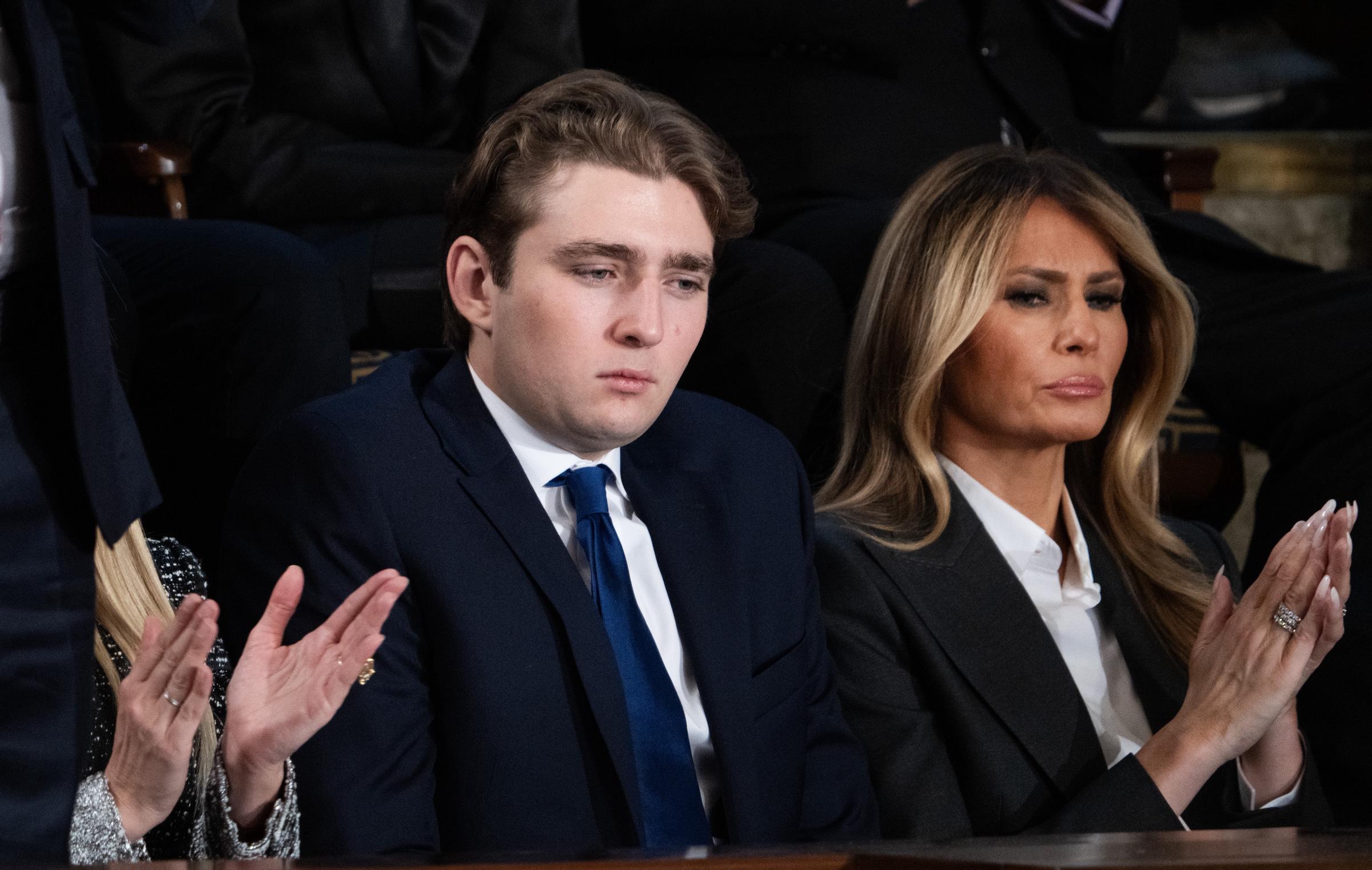 Barron y Melania Trump en el discurso del Presidente Donald Trump sobre el Estado de la Unión en la Cámara de Representantes del Capitolio de EE.UU. el 24 de febrero de 2026. | Fuente: Getty Images