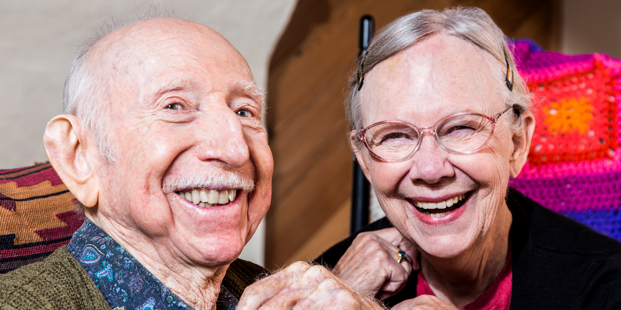 Una pareja de ancianos riendo | Fuente: Shutterstock